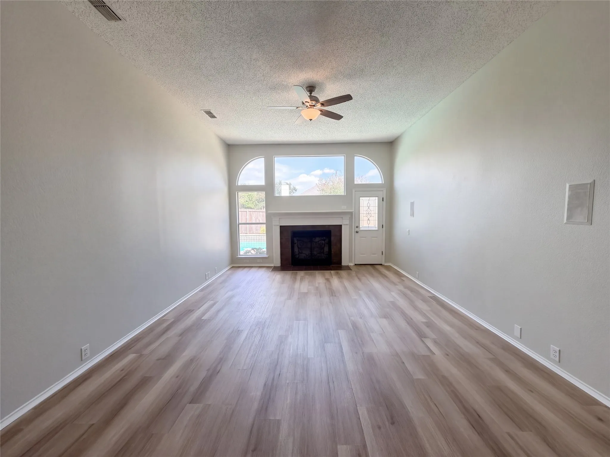 Single Family Residence For Sale in Tarrant County , 401 Pin Oak Trail, Keller, Texas 76248, 4 Bedroom, 2 Bathroom, 2 Garage spaces, 2,512 Sqft, built in 1996, mls#21407957, Real Estate Agent in Keller, Homes For Sale in Tarrant county, Homes For Sale in Keller, Realtor in Keller Texas, Real Estate Brokerage Independent Realty Texas, Luminita Cordes Realtor