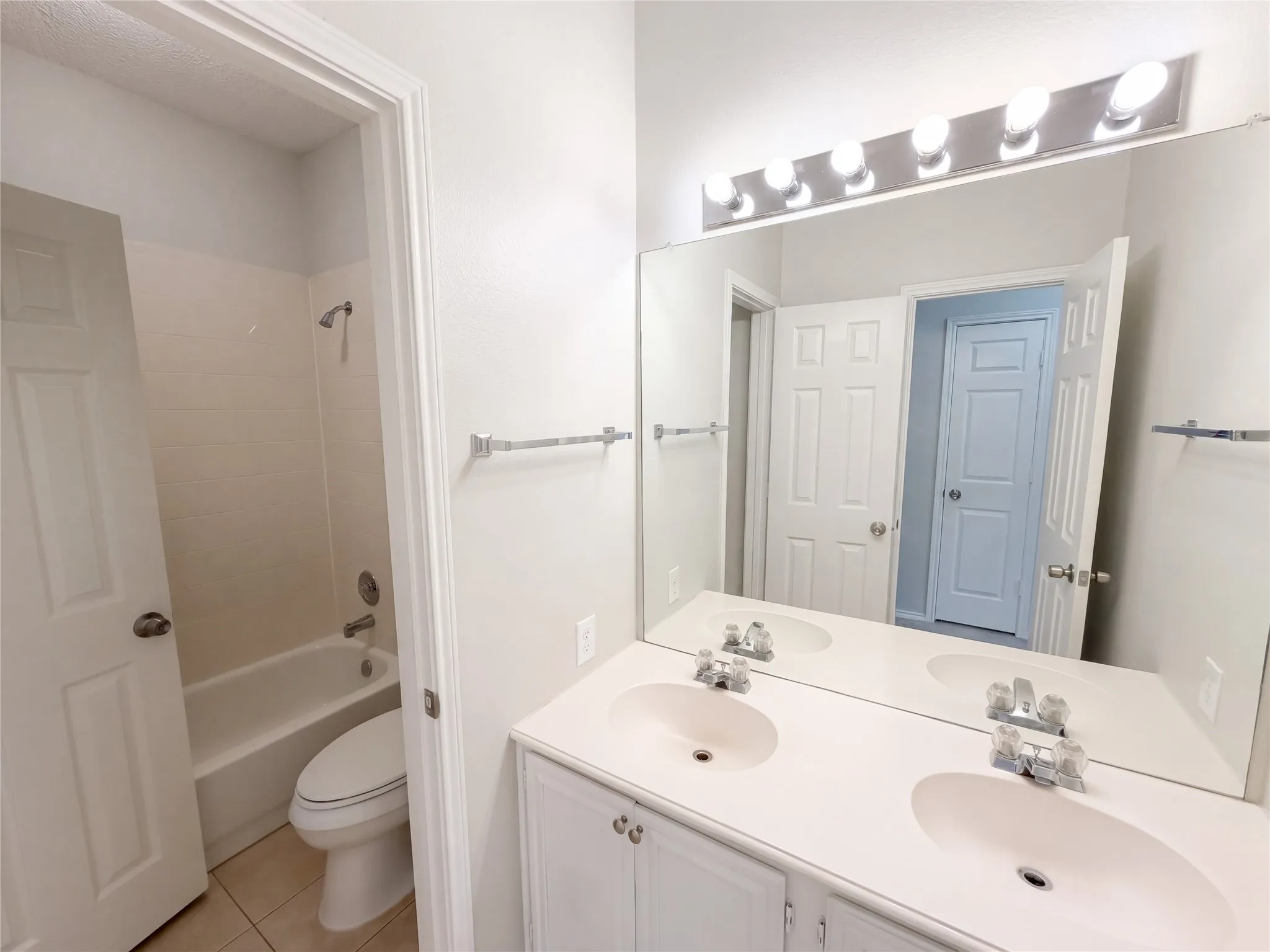 Single Family Residence For Sale in Tarrant County , 401 Pin Oak Trail, Keller, Texas 76248, 4 Bedroom, 2 Bathroom, 2 Garage spaces, 2,512 Sqft, built in 1996, mls#21407957, Real Estate Agent in Keller, Homes For Sale in Tarrant county, Homes For Sale in Keller, Realtor in Keller Texas, Real Estate Brokerage Independent Realty Texas, Luminita Cordes Realtor