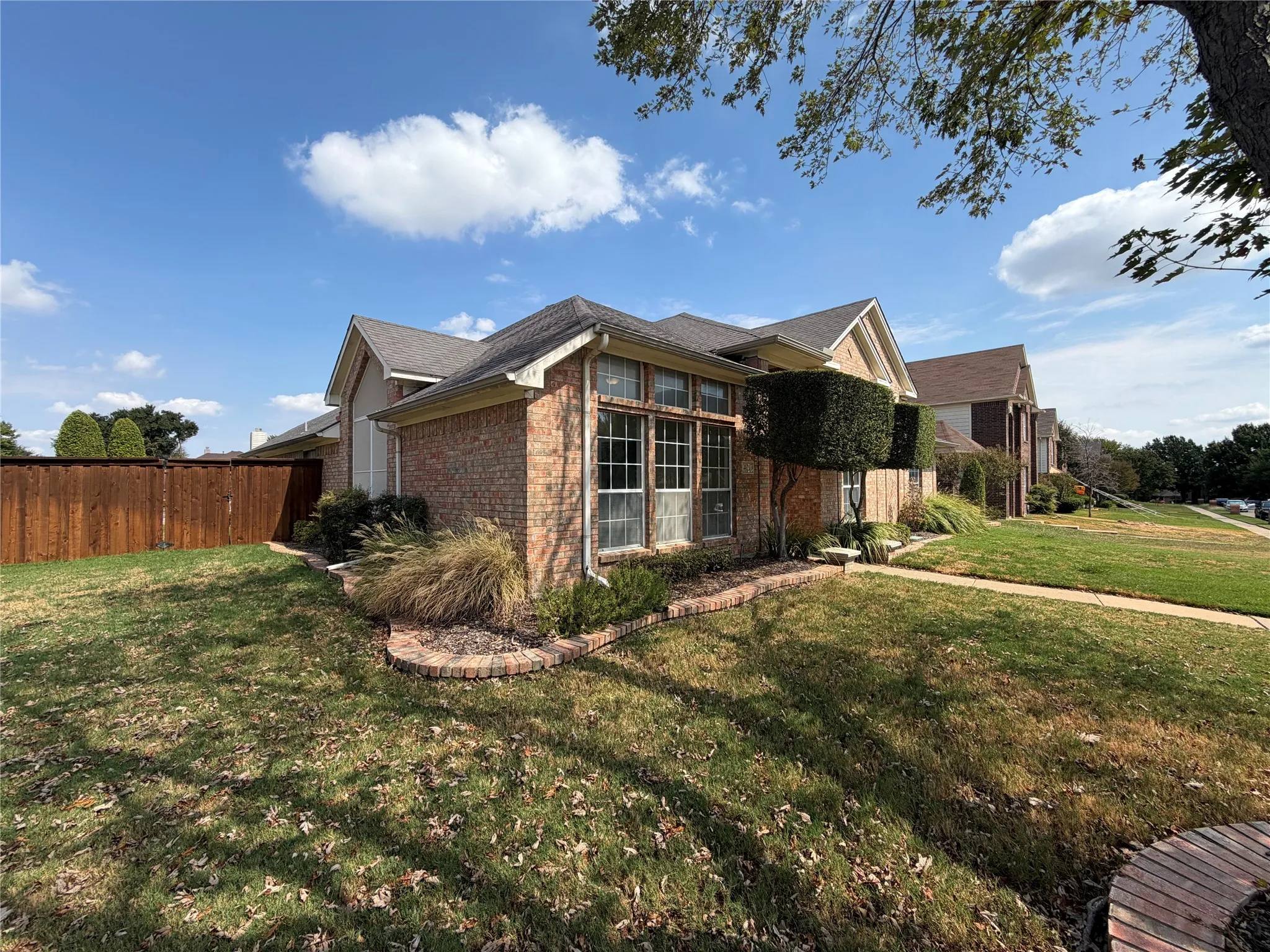 Single Family Residence For Sale in Tarrant County , 401 Pin Oak Trail, Keller, Texas 76248, 4 Bedroom, 2 Bathroom, 2 Garage spaces, 2,512 Sqft, built in 1996, mls#21407957, Real Estate Agent in Keller, Homes For Sale in Tarrant county, Homes For Sale in Keller, Realtor in Keller Texas, Real Estate Brokerage Independent Realty Texas, Luminita Cordes Realtor