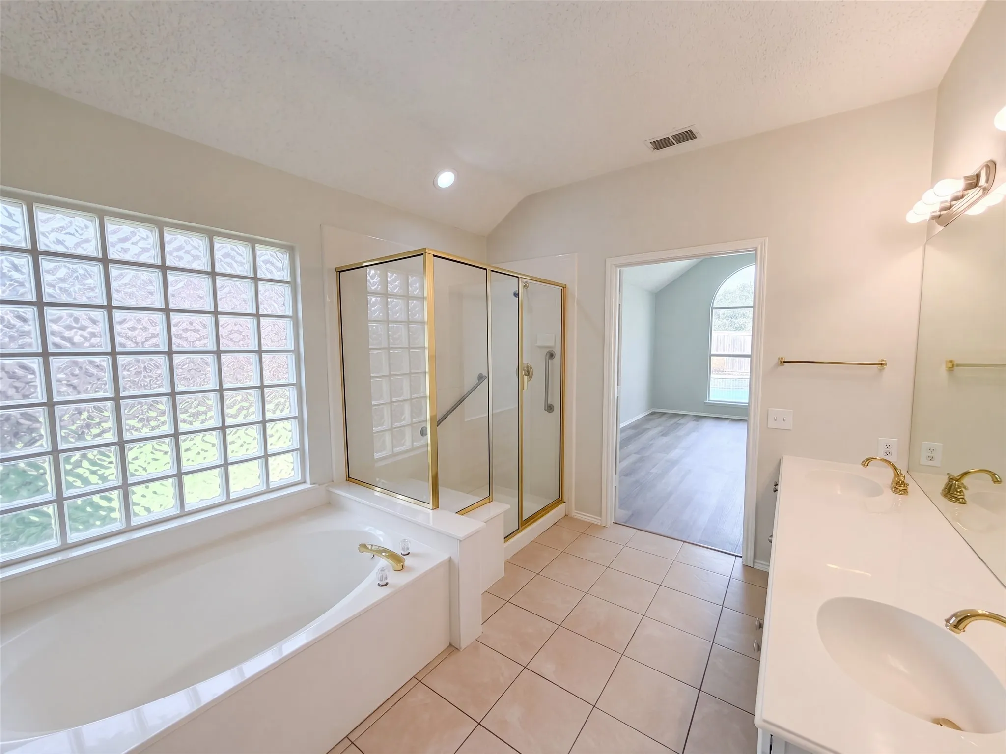 Single Family Residence For Sale in Tarrant County , 401 Pin Oak Trail, Keller, Texas 76248, 4 Bedroom, 2 Bathroom, 2 Garage spaces, 2,512 Sqft, built in 1996, mls#21407957, Real Estate Agent in Keller, Homes For Sale in Tarrant county, Homes For Sale in Keller, Realtor in Keller Texas, Real Estate Brokerage Independent Realty Texas, Luminita Cordes Realtor