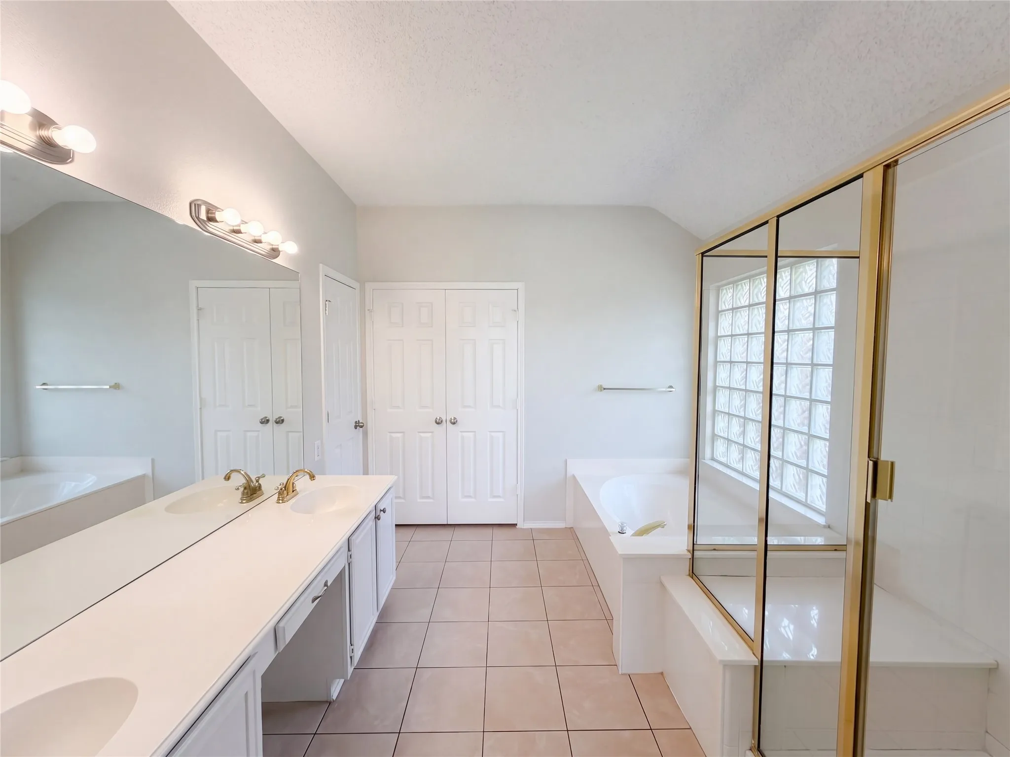 Single Family Residence For Sale in Tarrant County , 401 Pin Oak Trail, Keller, Texas 76248, 4 Bedroom, 2 Bathroom, 2 Garage spaces, 2,512 Sqft, built in 1996, mls#21407957, Real Estate Agent in Keller, Homes For Sale in Tarrant county, Homes For Sale in Keller, Realtor in Keller Texas, Real Estate Brokerage Independent Realty Texas, Luminita Cordes Realtor