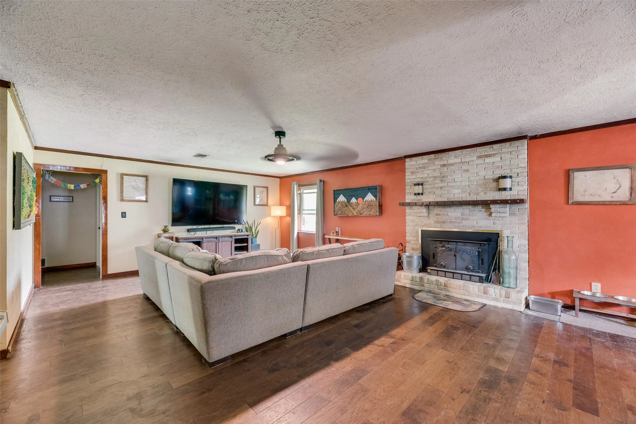 Single Family Residence For Sale in Denton County , 1809 N Trinity Road, Denton, Texas 76208, 2 Bedroom, 2 Bathroom, 12 Garage spaces, 2,005 Sqft, built in 1978, mls#21409013, Real Estate Agent in Denton, Homes For Sale in Denton county, Homes For Sale in Denton, Realtor in Denton Texas, Real Estate Brokerage Independent Realty Texas, Luminita Cordes Realtor