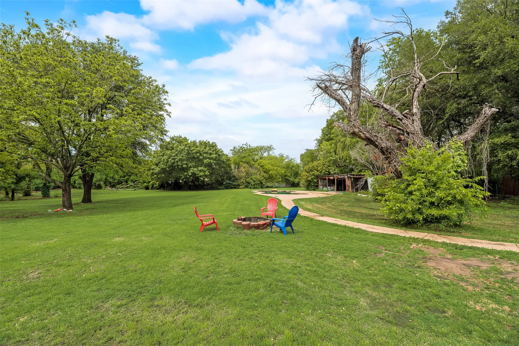 Single Family Residence For Sale in Denton County , 1809 N Trinity Road, Denton, Texas 76208, 2 Bedroom, 2 Bathroom, 12 Garage spaces, 2,005 Sqft, built in 1978, mls#21409013, Real Estate Agent in Denton, Homes For Sale in Denton county, Homes For Sale in Denton, Realtor in Denton Texas, Real Estate Brokerage Independent Realty Texas, Luminita Cordes Realtor