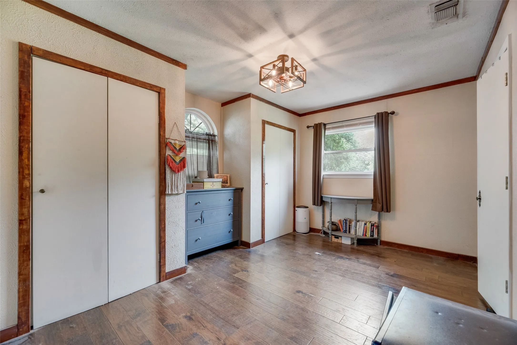Single Family Residence For Sale in Denton County , 1809 N Trinity Road, Denton, Texas 76208, 2 Bedroom, 2 Bathroom, 12 Garage spaces, 2,005 Sqft, built in 1978, mls#21409013, Real Estate Agent in Denton, Homes For Sale in Denton county, Homes For Sale in Denton, Realtor in Denton Texas, Real Estate Brokerage Independent Realty Texas, Luminita Cordes Realtor
