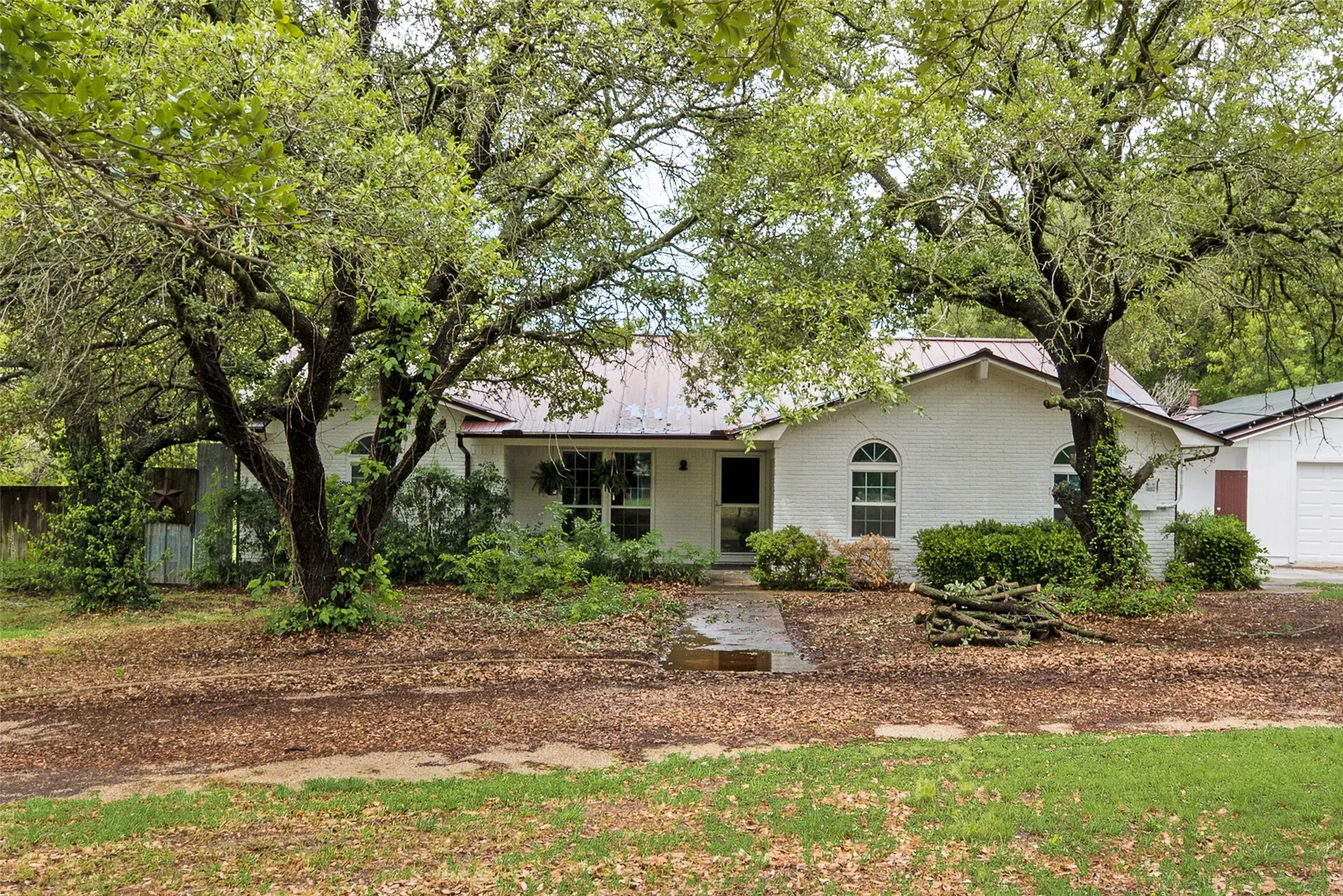 Single Family Residence For Sale in Denton County , 1809 N Trinity Road, Denton, Texas 76208, 2 Bedroom, 2 Bathroom, 12 Garage spaces, 2,005 Sqft, built in 1978, mls#21409013, Real Estate Agent in Denton, Homes For Sale in Denton county, Homes For Sale in Denton, Realtor in Denton Texas, Real Estate Brokerage Independent Realty Texas, Luminita Cordes Realtor