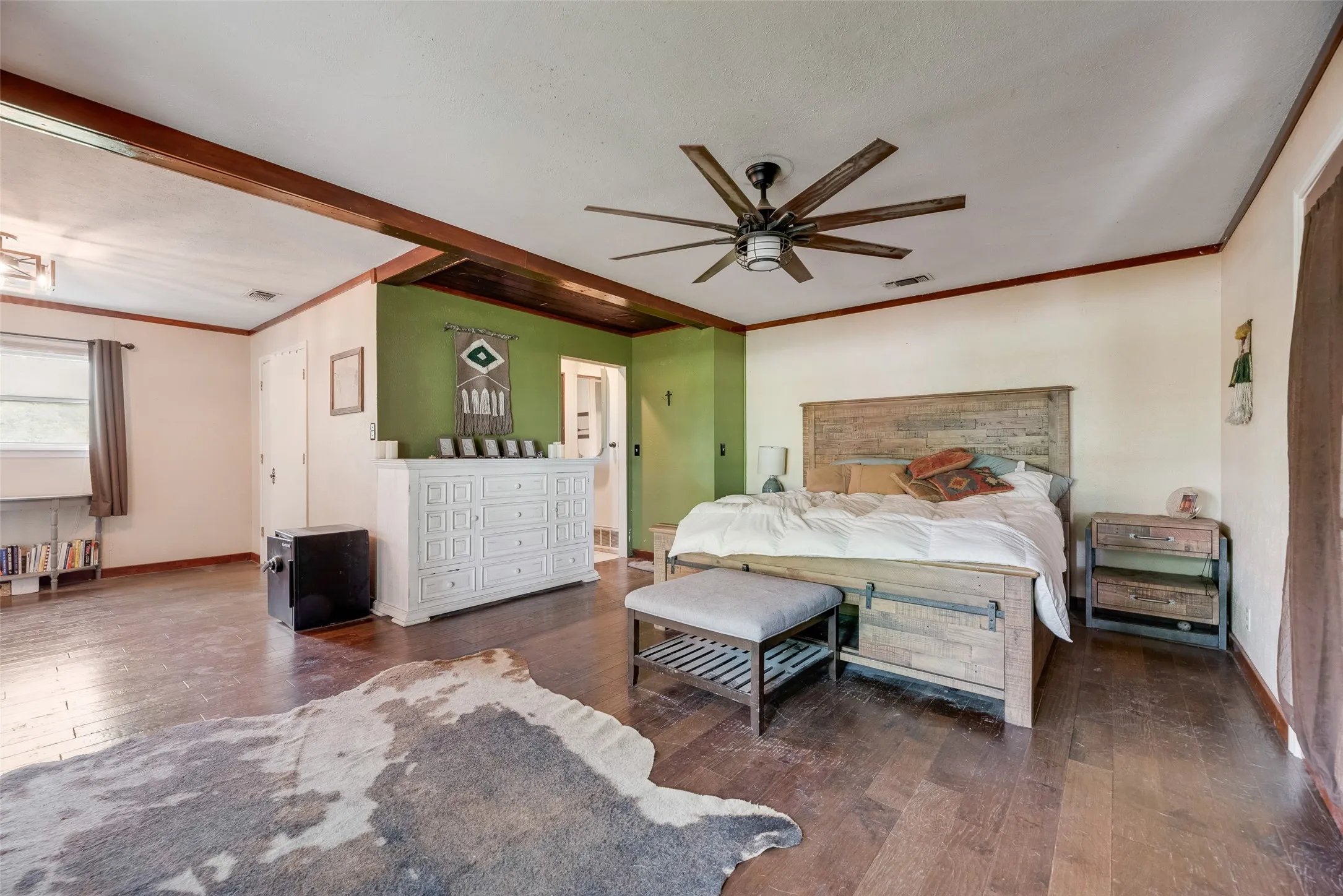 Single Family Residence For Sale in Denton County , 1809 N Trinity Road, Denton, Texas 76208, 2 Bedroom, 2 Bathroom, 12 Garage spaces, 2,005 Sqft, built in 1978, mls#21409013, Real Estate Agent in Denton, Homes For Sale in Denton county, Homes For Sale in Denton, Realtor in Denton Texas, Real Estate Brokerage Independent Realty Texas, Luminita Cordes Realtor