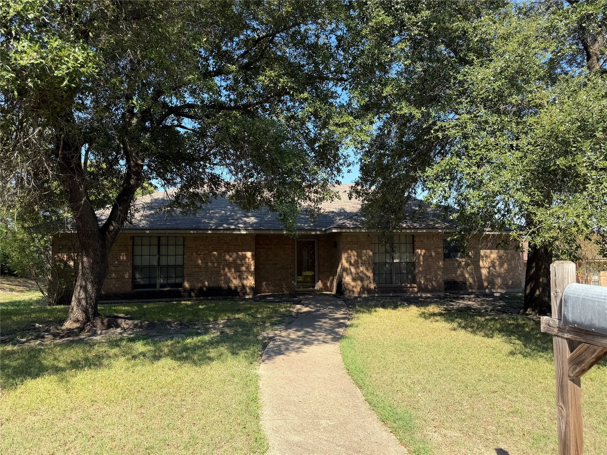 Single Family Residence For Sale in Dallas County , 1129 Evergreen Circle, De Soto, Texas 75115, 3 Bedroom, 2 Bathroom, 2 Garage spaces, 1,342 Sqft, built in 1982, mls#21409015, Real Estate Agent in De Soto, Homes For Sale in Dallas county, Homes For Sale in De Soto, Realtor in De Soto Texas, Real Estate Brokerage Independent Realty Texas, Luminita Cordes Realtor