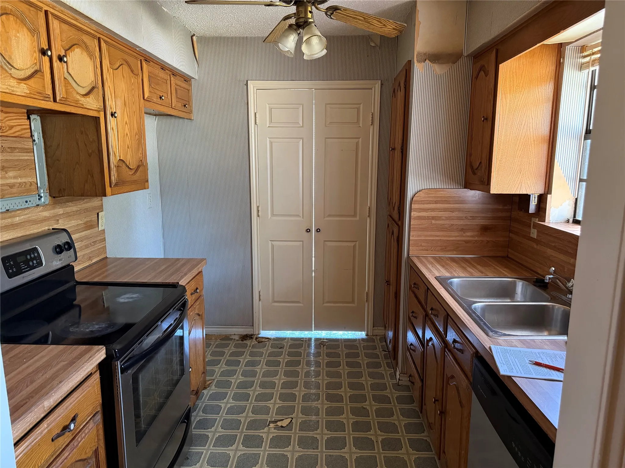 Single Family Residence For Sale in Dallas County , 1129 Evergreen Circle, De Soto, Texas 75115, 3 Bedroom, 2 Bathroom, 2 Garage spaces, 1,342 Sqft, built in 1982, mls#21409015, Real Estate Agent in De Soto, Homes For Sale in Dallas county, Homes For Sale in De Soto, Realtor in De Soto Texas, Real Estate Brokerage Independent Realty Texas, Luminita Cordes Realtor