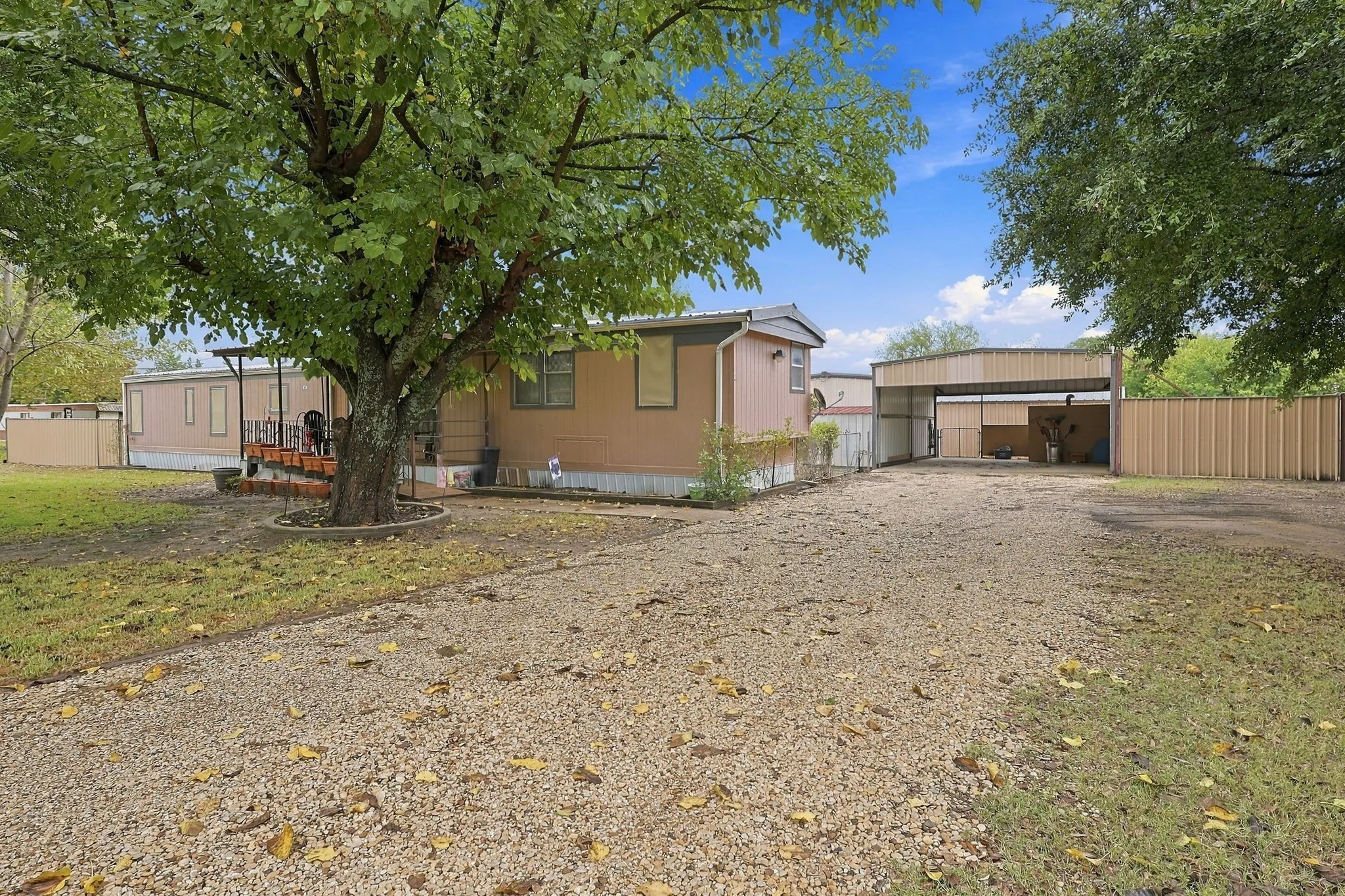Mobile Home For Sale in Ellis County , 510 Oak Dell Lane, Red Oak, Texas 75154, 2 Bedroom, 2 Bathroom, Garage spaces, 1,120 Sqft, built in 1970, mls#21408529, Real Estate Agent in Red Oak, Homes For Sale in Ellis county, Homes For Sale in Red Oak, Realtor in Red Oak Texas, Real Estate Brokerage Independent Realty Texas, Luminita Cordes Realtor