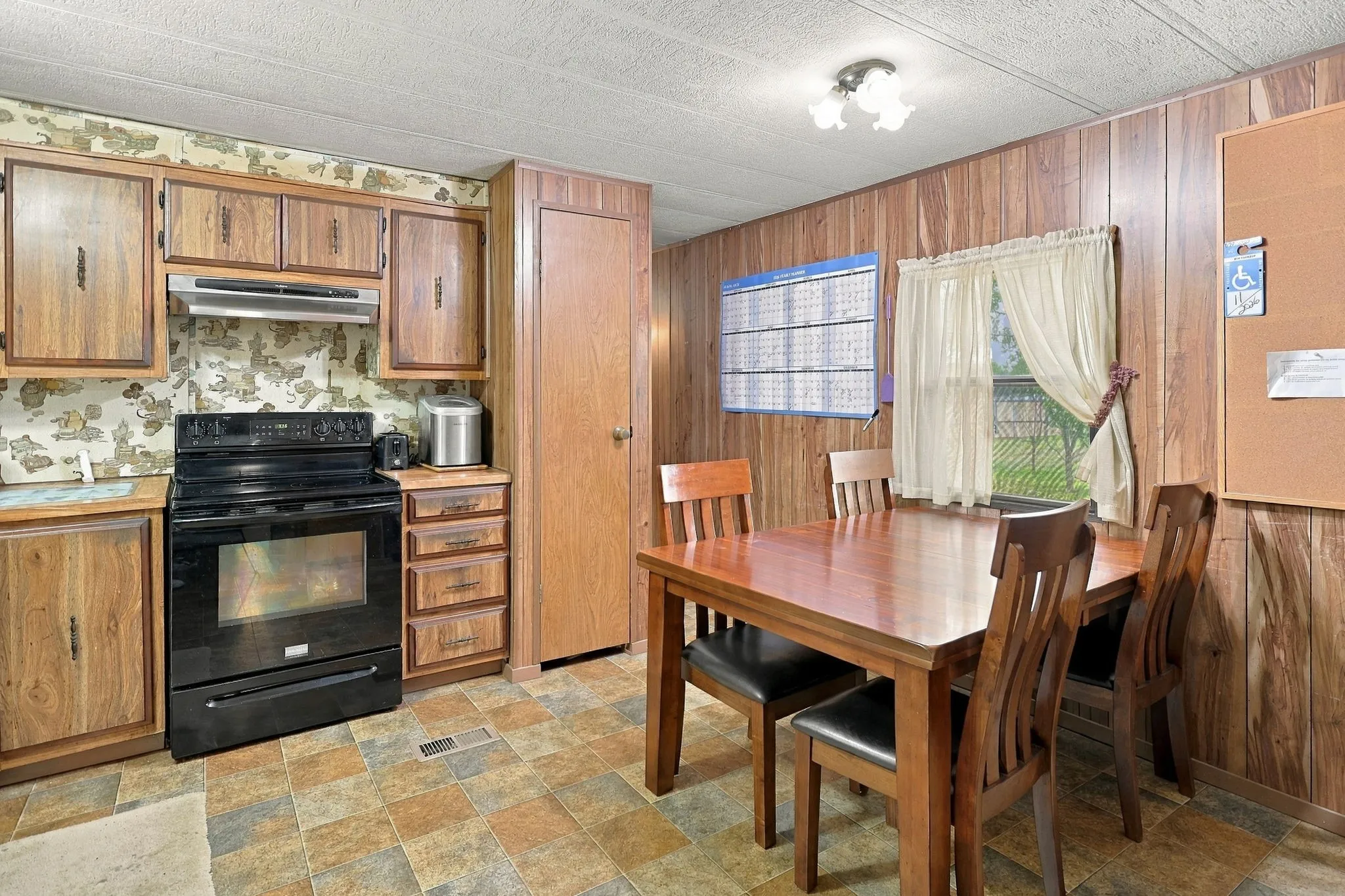 Mobile Home For Sale in Ellis County , 510 Oak Dell Lane, Red Oak, Texas 75154, 2 Bedroom, 2 Bathroom, Garage spaces, 1,120 Sqft, built in 1970, mls#21408529, Real Estate Agent in Red Oak, Homes For Sale in Ellis county, Homes For Sale in Red Oak, Realtor in Red Oak Texas, Real Estate Brokerage Independent Realty Texas, Luminita Cordes Realtor