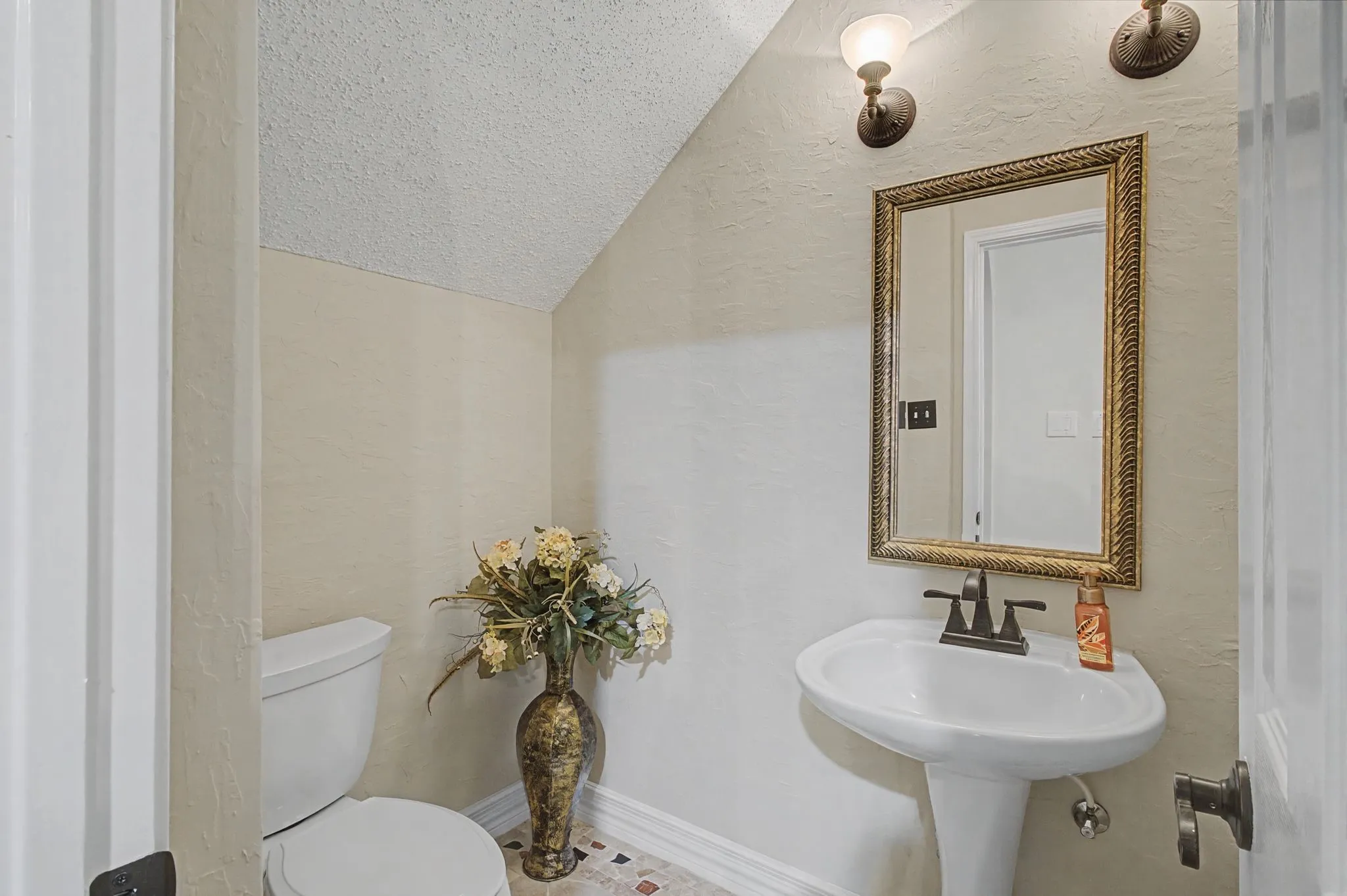 Powder Bath, downstairs