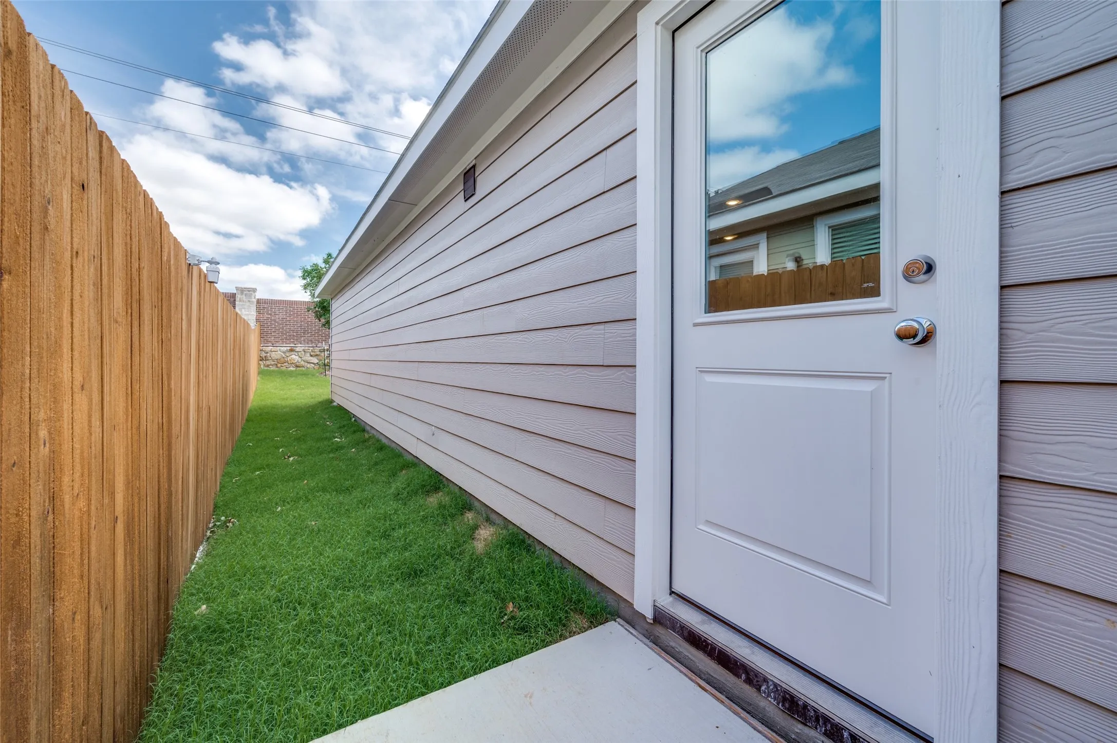 Property entrance featuring a yard