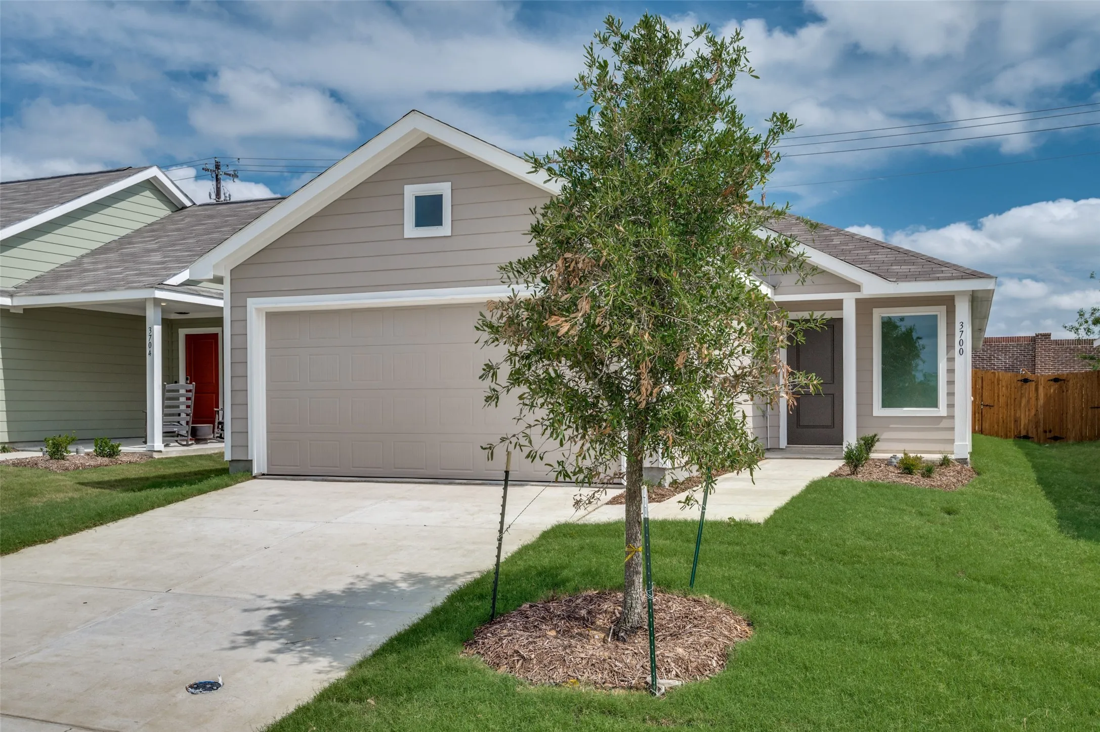 View of front facade featuring a front yard