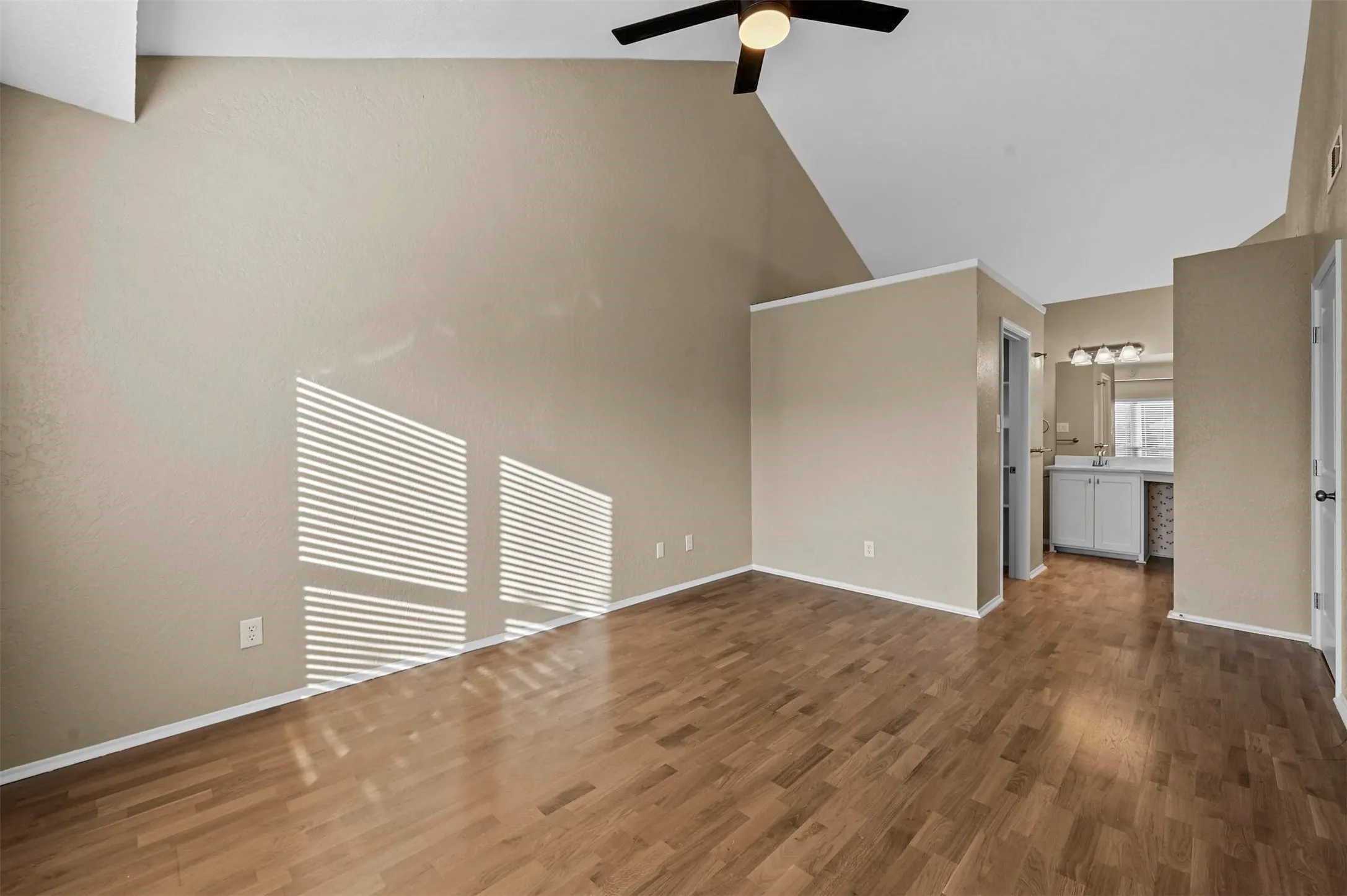 Condominium For Rent in Collin County , 3100 Devonshire Drive 209, Plano, Texas 75075, 2 Bedroom, 2 Bathroom, Garage spaces, 1,049 Sqft, built in 1984, mls#21409019, Real Estate Agent in Plano, Homes For Rent in Collin county, Homes For Rent in Plano, Realtor in Plano Texas, Real Estate Brokerage Independent Realty Texas, Luminita Cordes Realtor