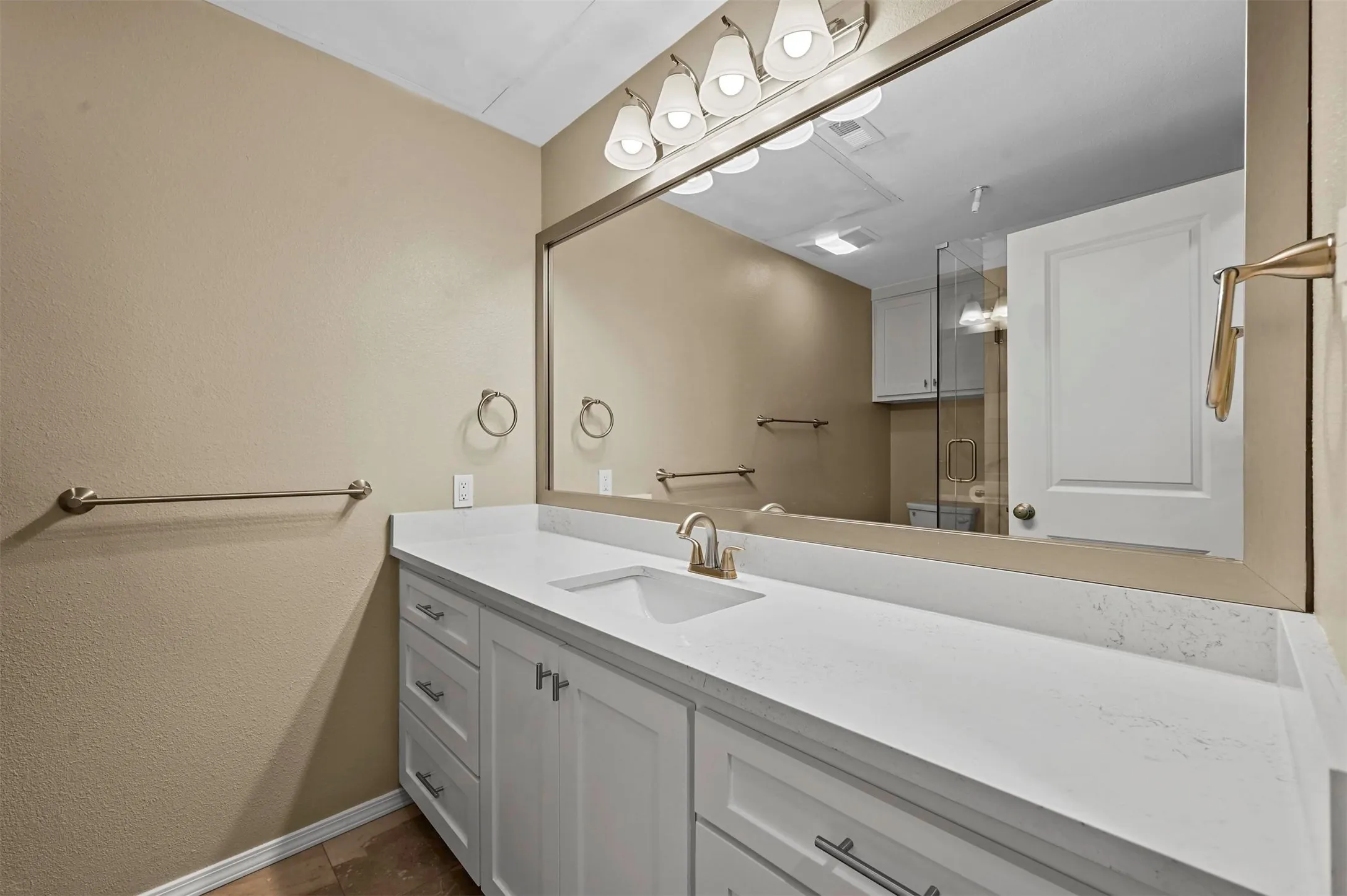 Condominium For Rent in Collin County , 3100 Devonshire Drive 209, Plano, Texas 75075, 2 Bedroom, 2 Bathroom, Garage spaces, 1,049 Sqft, built in 1984, mls#21409019, Real Estate Agent in Plano, Homes For Rent in Collin county, Homes For Rent in Plano, Realtor in Plano Texas, Real Estate Brokerage Independent Realty Texas, Luminita Cordes Realtor