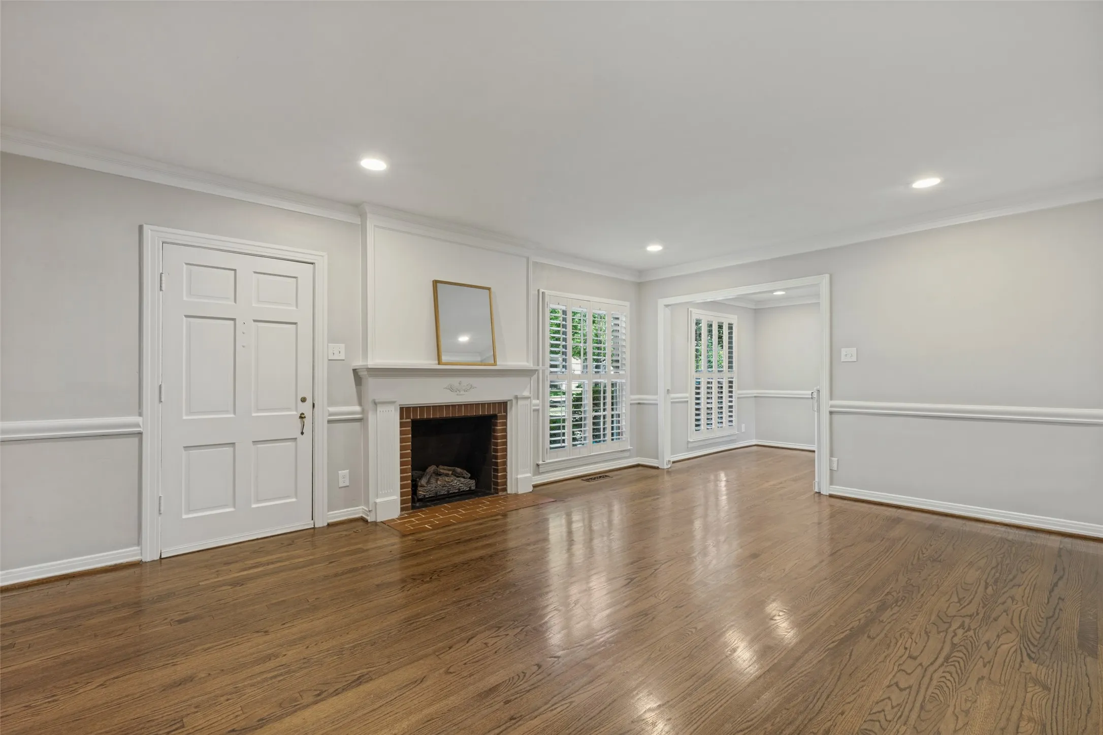 Hardwood floors, Fireplace, recess lighting