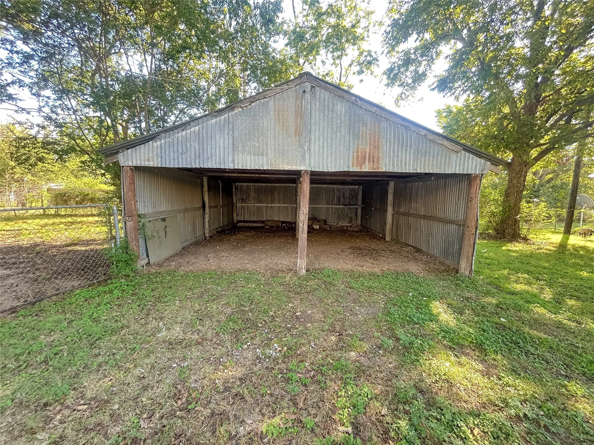 Single Family Residence For Sale in Hill County , 304 N Neches Street, Whitney, Texas 76692, 2 Bedroom, 2 Bathroom, Garage spaces, 1,188 Sqft, built in 1958, mls#21409030, Real Estate Agent in Whitney, Homes For Sale in Hill county, Homes For Sale in Whitney, Realtor in Whitney Texas, Real Estate Brokerage Independent Realty Texas, Luminita Cordes Realtor