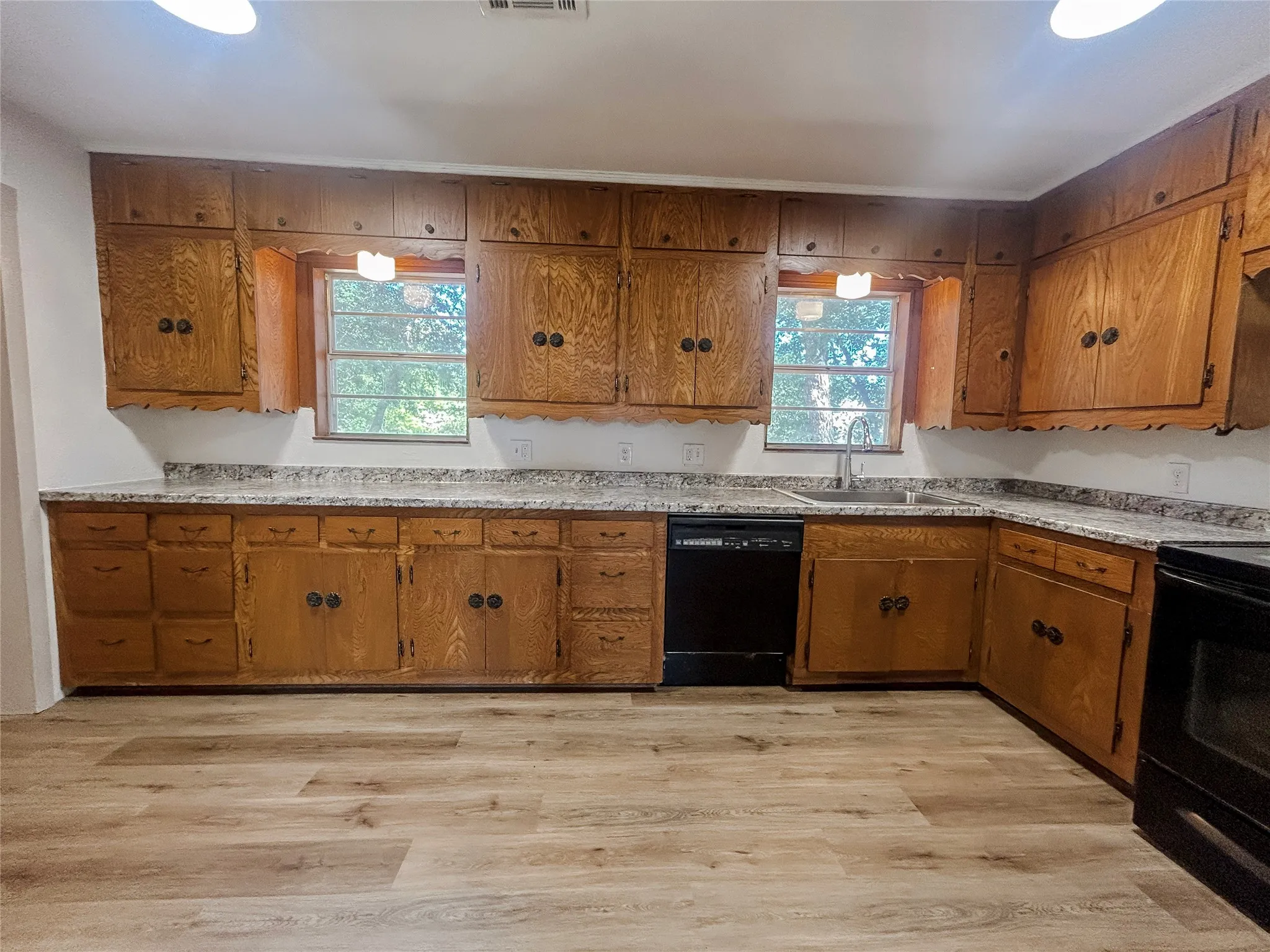 Single Family Residence For Sale in Hill County , 304 N Neches Street, Whitney, Texas 76692, 2 Bedroom, 2 Bathroom, Garage spaces, 1,188 Sqft, built in 1958, mls#21409030, Real Estate Agent in Whitney, Homes For Sale in Hill county, Homes For Sale in Whitney, Realtor in Whitney Texas, Real Estate Brokerage Independent Realty Texas, Luminita Cordes Realtor
