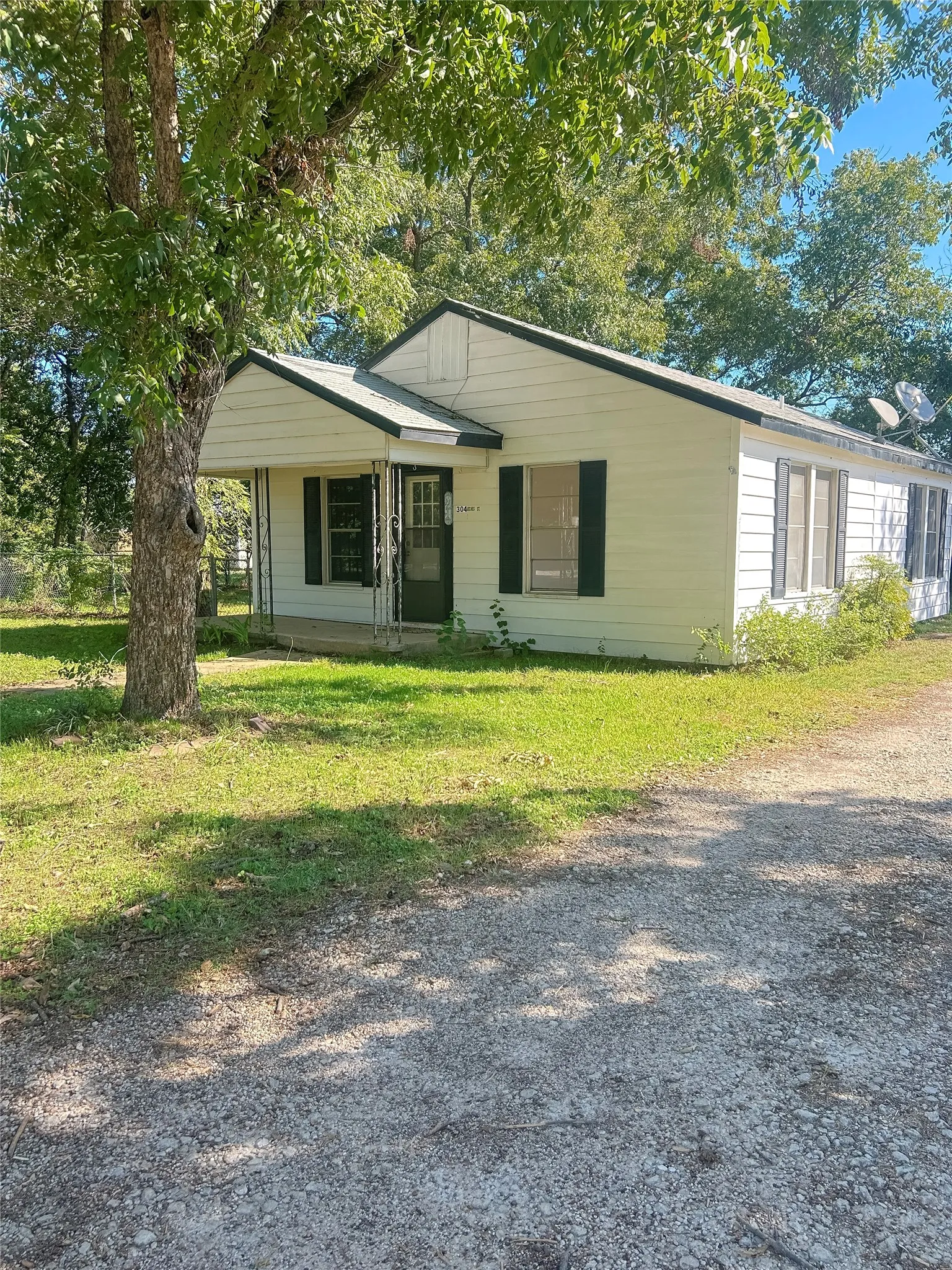 Single Family Residence For Sale in Hill County , 304 N Neches Street, Whitney, Texas 76692, 2 Bedroom, 2 Bathroom, Garage spaces, 1,188 Sqft, built in 1958, mls#21409030, Real Estate Agent in Whitney, Homes For Sale in Hill county, Homes For Sale in Whitney, Realtor in Whitney Texas, Real Estate Brokerage Independent Realty Texas, Luminita Cordes Realtor