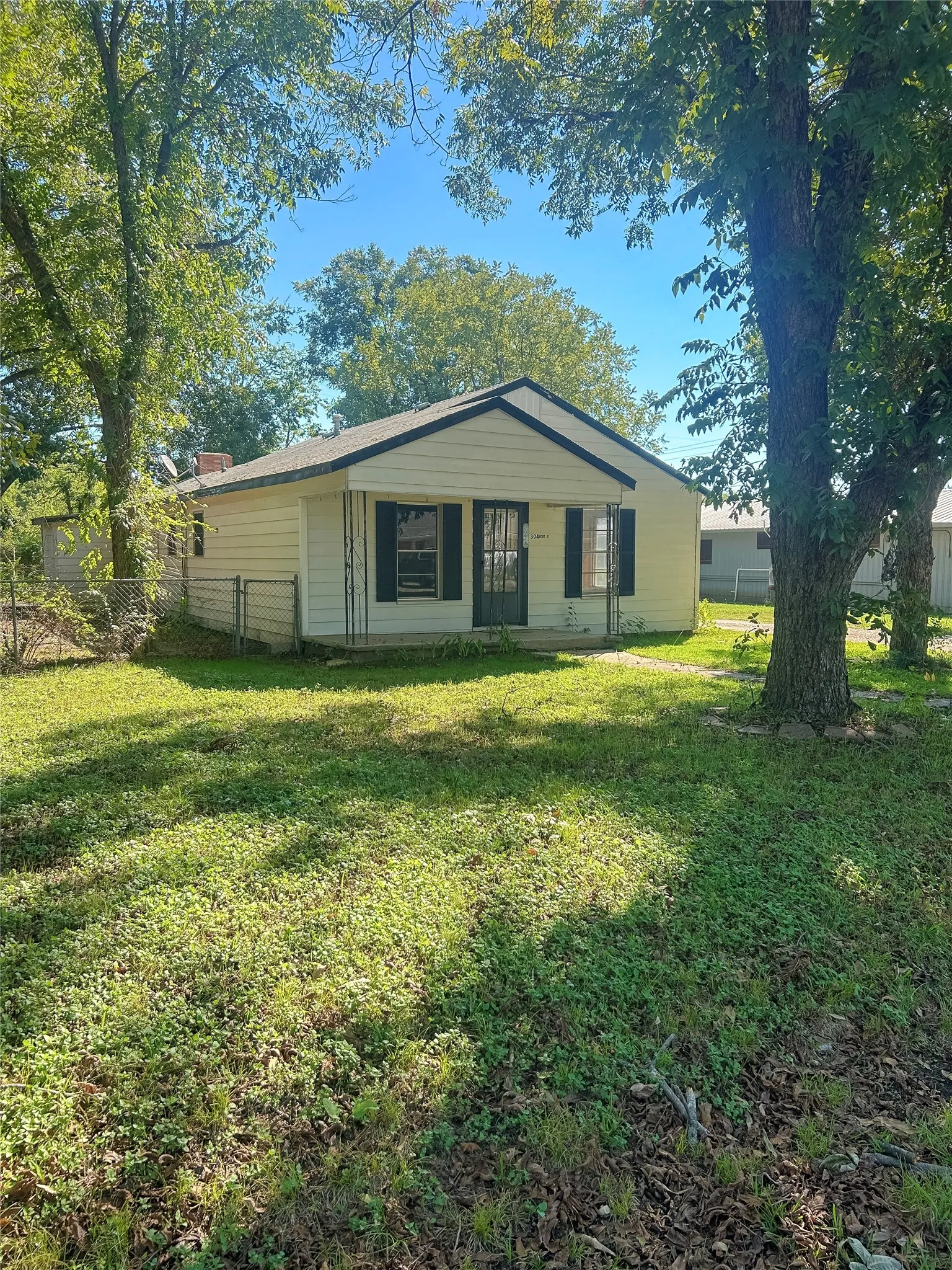 Single Family Residence For Sale in Hill County , 304 N Neches Street, Whitney, Texas 76692, 2 Bedroom, 2 Bathroom, Garage spaces, 1,188 Sqft, built in 1958, mls#21409030, Real Estate Agent in Whitney, Homes For Sale in Hill county, Homes For Sale in Whitney, Realtor in Whitney Texas, Real Estate Brokerage Independent Realty Texas, Luminita Cordes Realtor