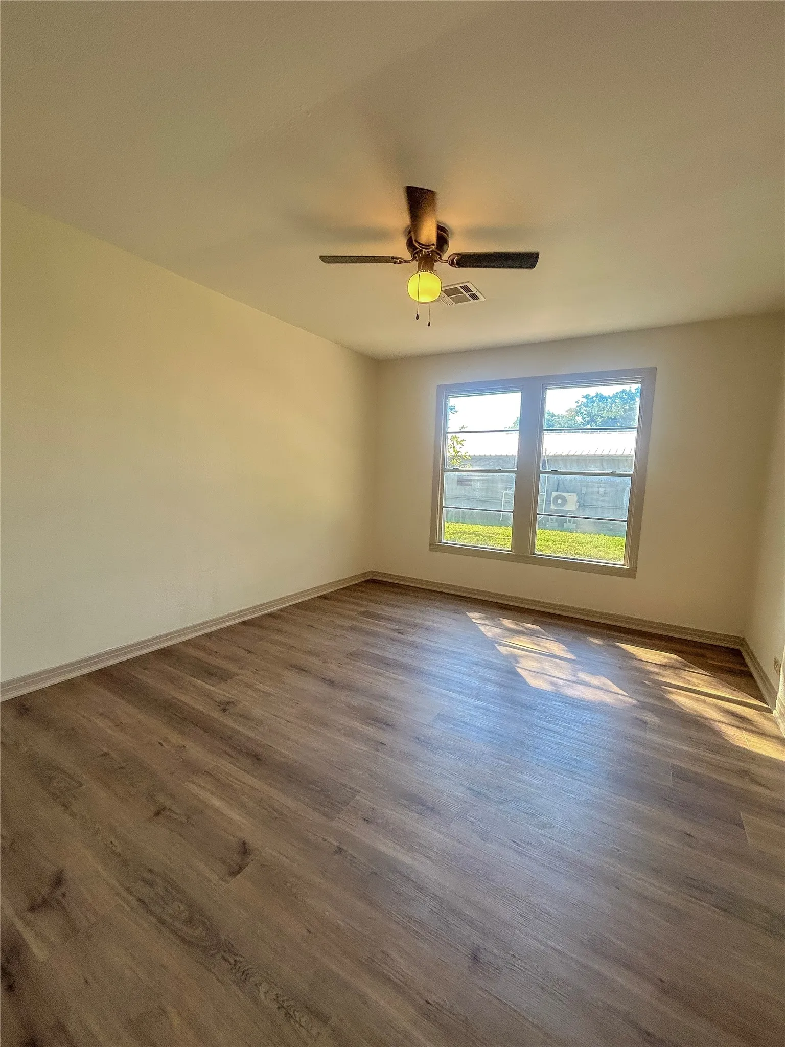 Single Family Residence For Sale in Hill County , 304 N Neches Street, Whitney, Texas 76692, 2 Bedroom, 2 Bathroom, Garage spaces, 1,188 Sqft, built in 1958, mls#21409030, Real Estate Agent in Whitney, Homes For Sale in Hill county, Homes For Sale in Whitney, Realtor in Whitney Texas, Real Estate Brokerage Independent Realty Texas, Luminita Cordes Realtor