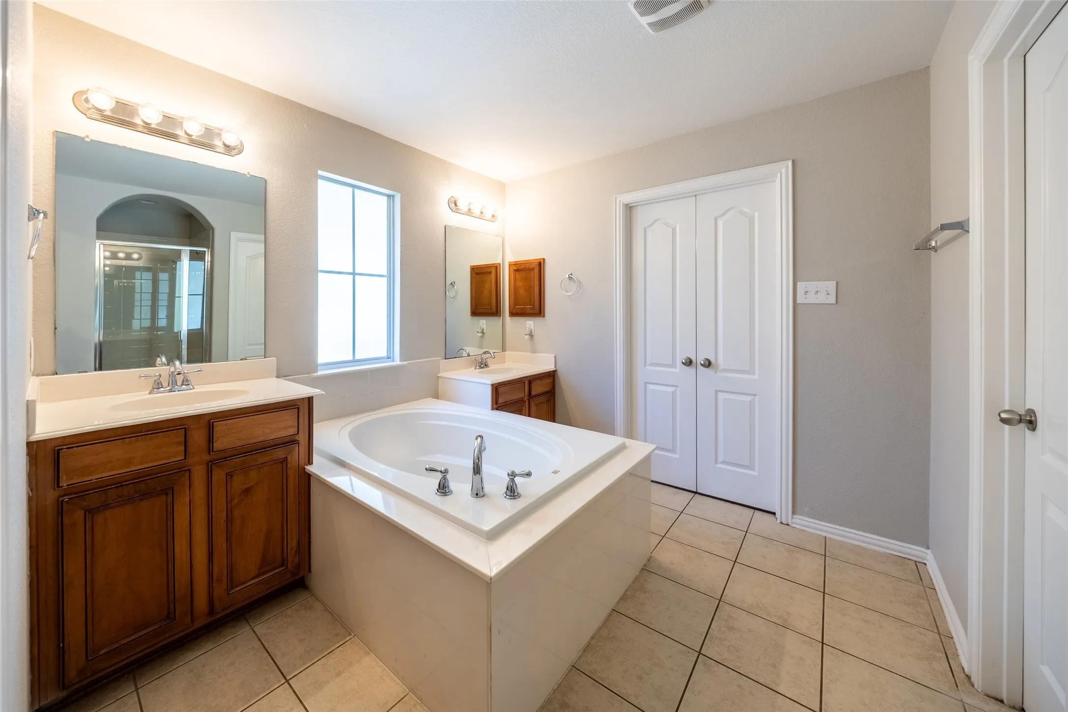 Single Family Residence For Sale in Denton County , 1815 Bridgeport Drive, Providence Village, Texas 76227, 3 Bedroom, 3 Bathroom, 2 Garage spaces, 2,407 Sqft, built in 2004, mls#21409032, Real Estate Agent in Providence Village, Homes For Sale in Denton county, Homes For Sale in Providence Village, Realtor in Providence Village Texas, Real Estate Brokerage Independent Realty Texas, Luminita Cordes Realtor