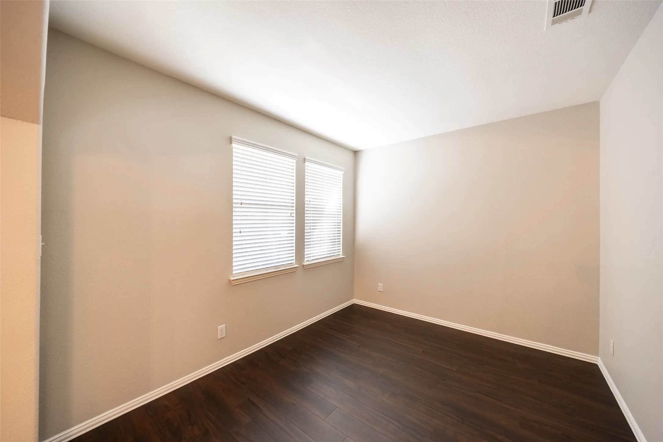 Single Family Residence For Sale in Denton County , 1815 Bridgeport Drive, Providence Village, Texas 76227, 3 Bedroom, 3 Bathroom, 2 Garage spaces, 2,407 Sqft, built in 2004, mls#21409032, Real Estate Agent in Providence Village, Homes For Sale in Denton county, Homes For Sale in Providence Village, Realtor in Providence Village Texas, Real Estate Brokerage Independent Realty Texas, Luminita Cordes Realtor
