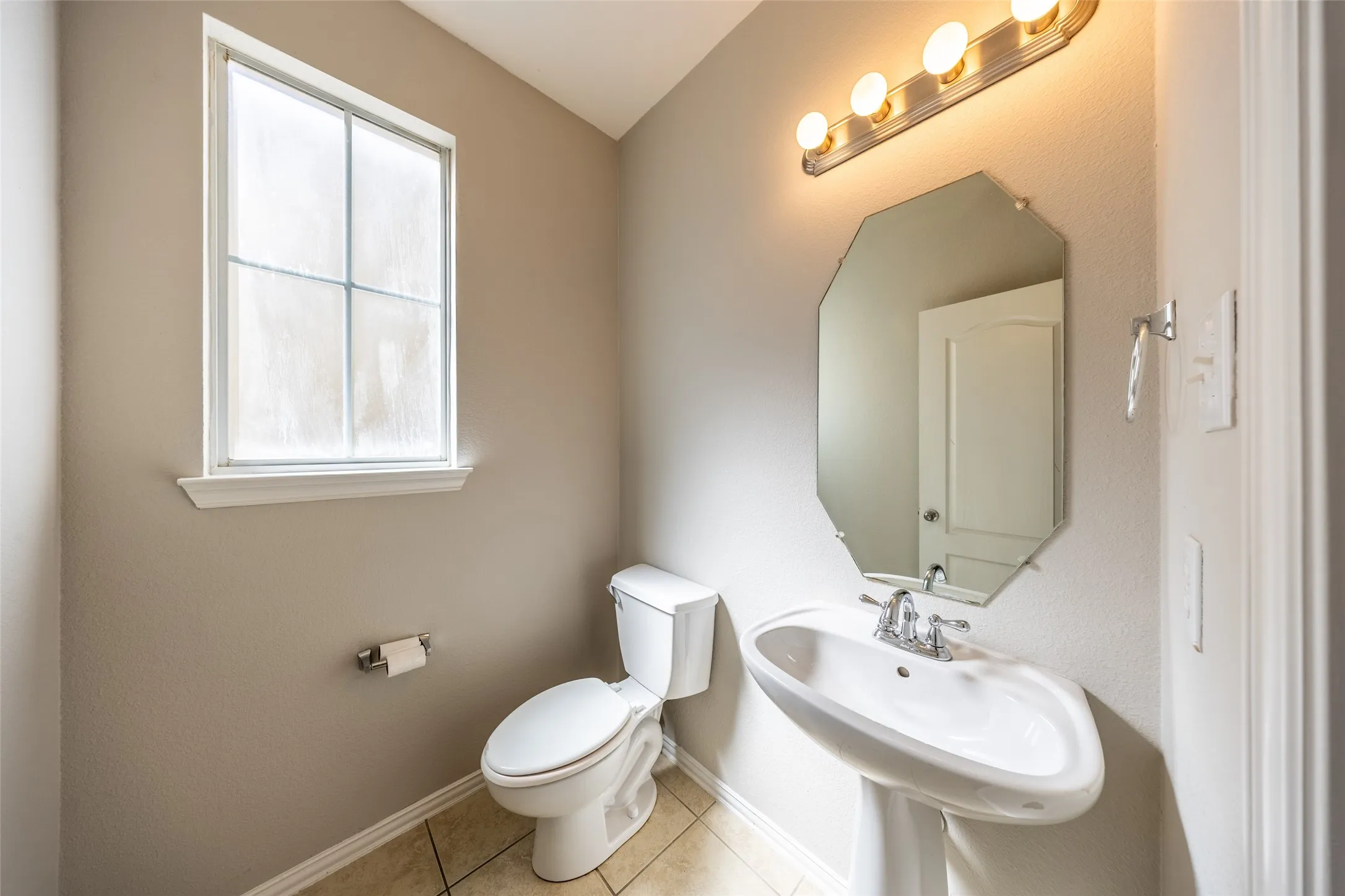 Single Family Residence For Sale in Denton County , 1815 Bridgeport Drive, Providence Village, Texas 76227, 3 Bedroom, 3 Bathroom, 2 Garage spaces, 2,407 Sqft, built in 2004, mls#21409032, Real Estate Agent in Providence Village, Homes For Sale in Denton county, Homes For Sale in Providence Village, Realtor in Providence Village Texas, Real Estate Brokerage Independent Realty Texas, Luminita Cordes Realtor