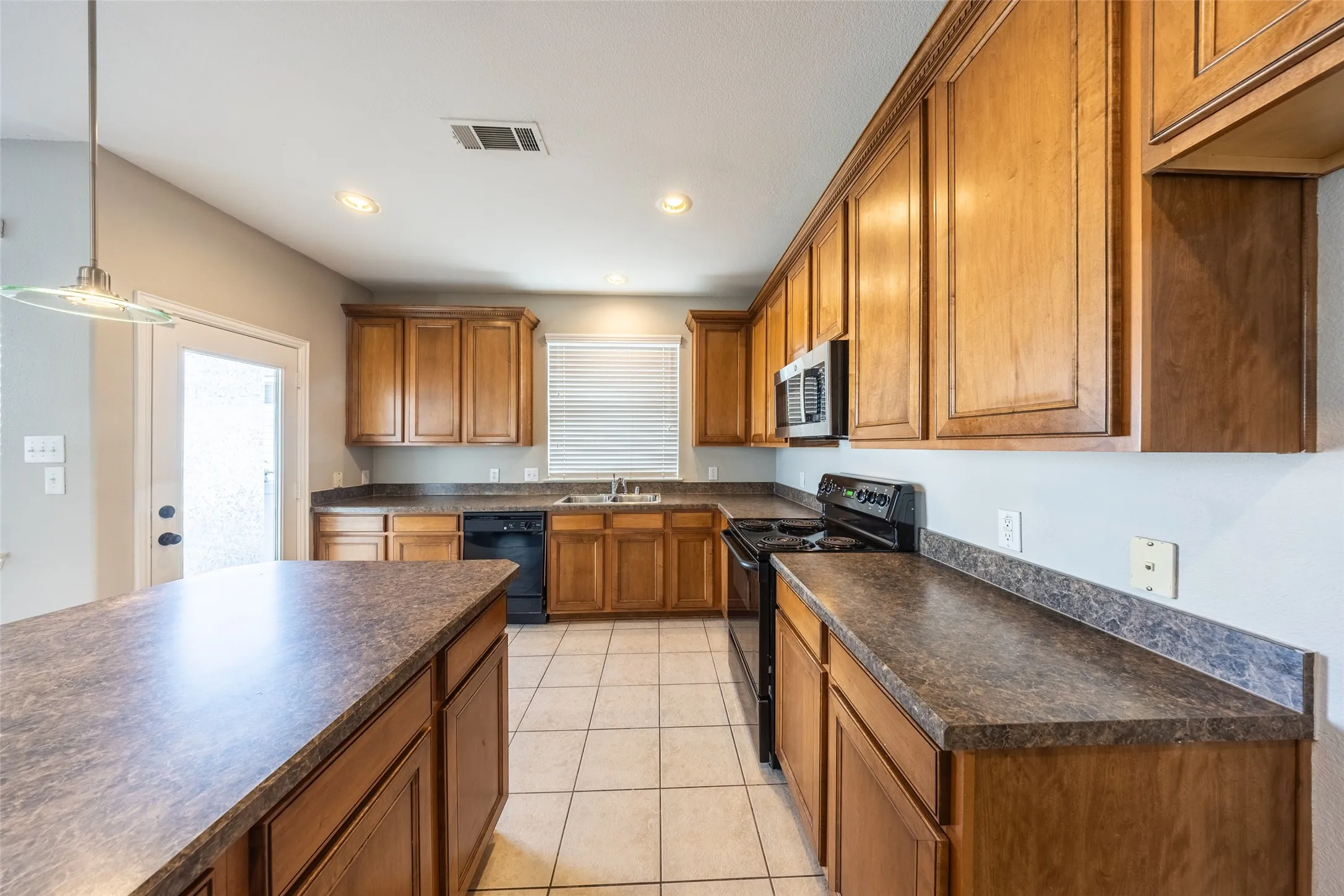 Single Family Residence For Sale in Denton County , 1815 Bridgeport Drive, Providence Village, Texas 76227, 3 Bedroom, 3 Bathroom, 2 Garage spaces, 2,407 Sqft, built in 2004, mls#21409032, Real Estate Agent in Providence Village, Homes For Sale in Denton county, Homes For Sale in Providence Village, Realtor in Providence Village Texas, Real Estate Brokerage Independent Realty Texas, Luminita Cordes Realtor