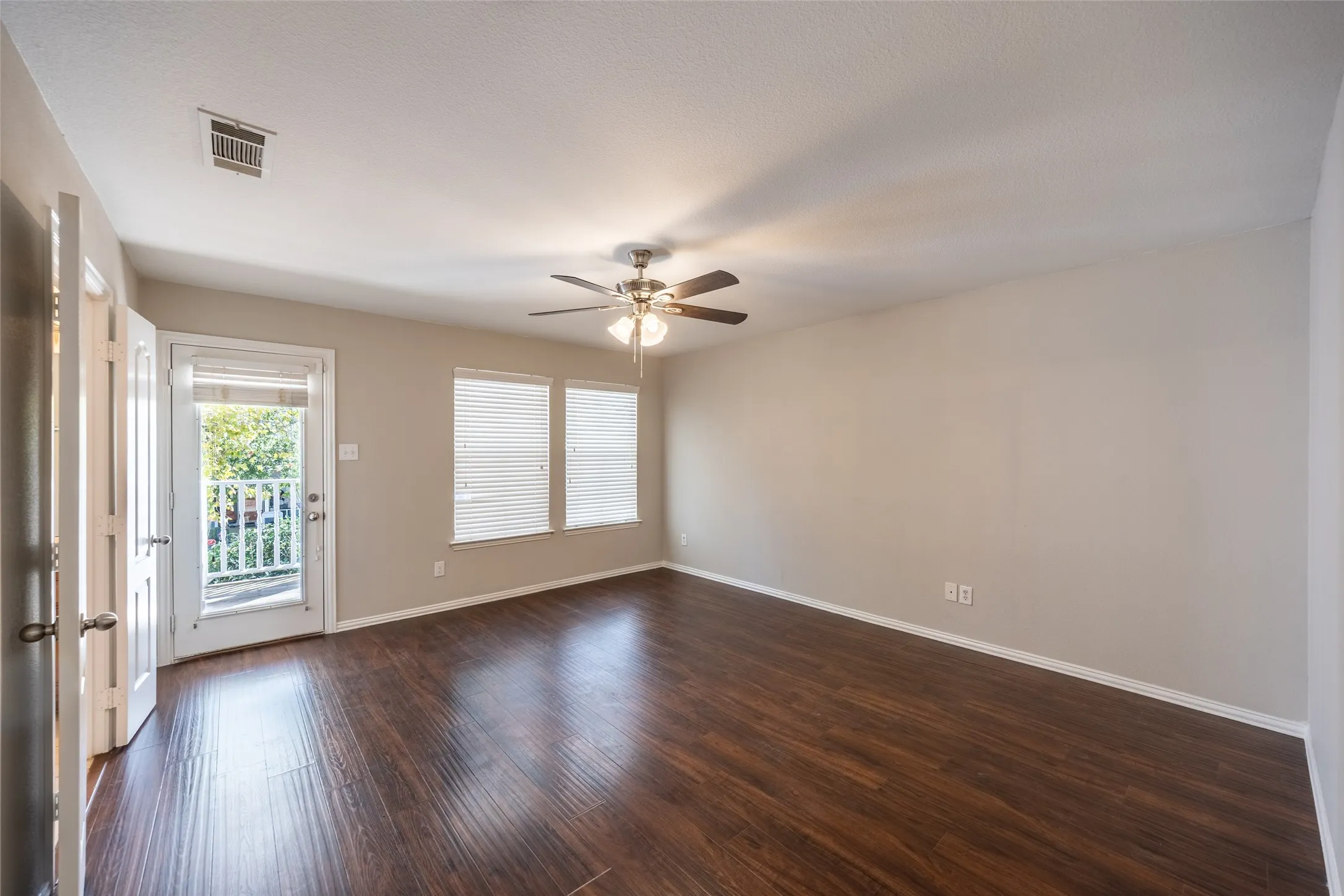Single Family Residence For Sale in Denton County , 1815 Bridgeport Drive, Providence Village, Texas 76227, 3 Bedroom, 3 Bathroom, 2 Garage spaces, 2,407 Sqft, built in 2004, mls#21409032, Real Estate Agent in Providence Village, Homes For Sale in Denton county, Homes For Sale in Providence Village, Realtor in Providence Village Texas, Real Estate Brokerage Independent Realty Texas, Luminita Cordes Realtor
