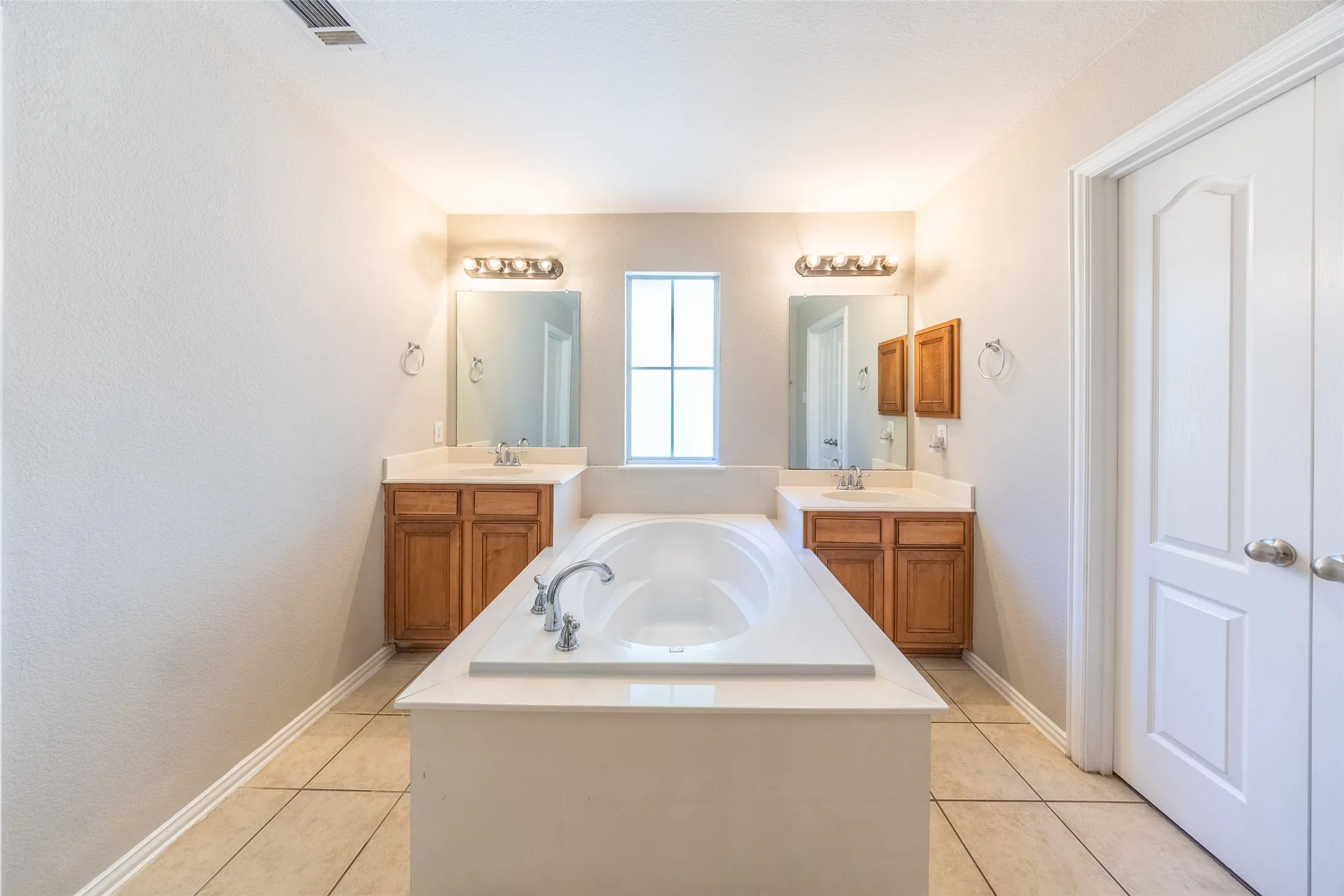 Single Family Residence For Sale in Denton County , 1815 Bridgeport Drive, Providence Village, Texas 76227, 3 Bedroom, 3 Bathroom, 2 Garage spaces, 2,407 Sqft, built in 2004, mls#21409032, Real Estate Agent in Providence Village, Homes For Sale in Denton county, Homes For Sale in Providence Village, Realtor in Providence Village Texas, Real Estate Brokerage Independent Realty Texas, Luminita Cordes Realtor