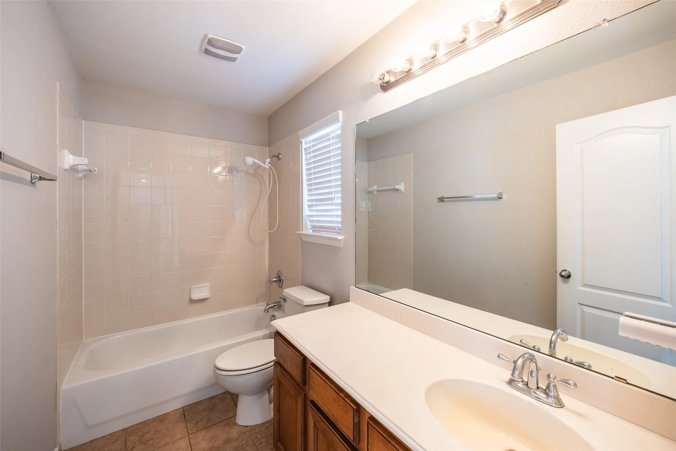 Single Family Residence For Sale in Denton County , 1815 Bridgeport Drive, Providence Village, Texas 76227, 3 Bedroom, 3 Bathroom, 2 Garage spaces, 2,407 Sqft, built in 2004, mls#21409032, Real Estate Agent in Providence Village, Homes For Sale in Denton county, Homes For Sale in Providence Village, Realtor in Providence Village Texas, Real Estate Brokerage Independent Realty Texas, Luminita Cordes Realtor