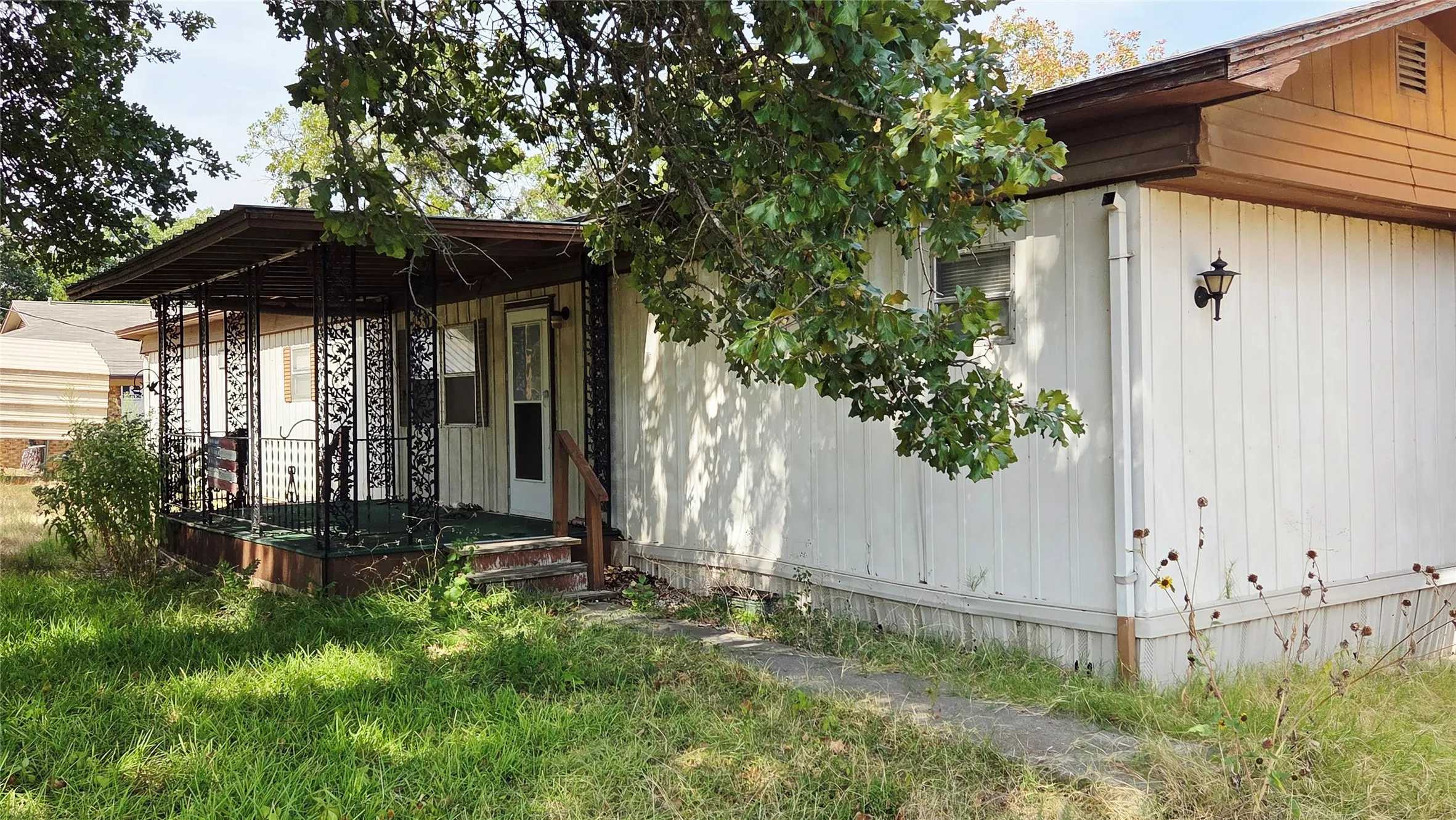 Mobile Home For Sale in Grayson County , 162 Plum Lane, Gordonville, Texas 76245, 2 Bedroom, 2 Bathroom, 1 Garage spaces, 980 Sqft, built in 1972, mls#21407795, Real Estate Agent in Gordonville, Homes For Sale in Grayson county, Homes For Sale in Gordonville, Realtor in Gordonville Texas, Real Estate Brokerage Independent Realty Texas, Luminita Cordes Realtor