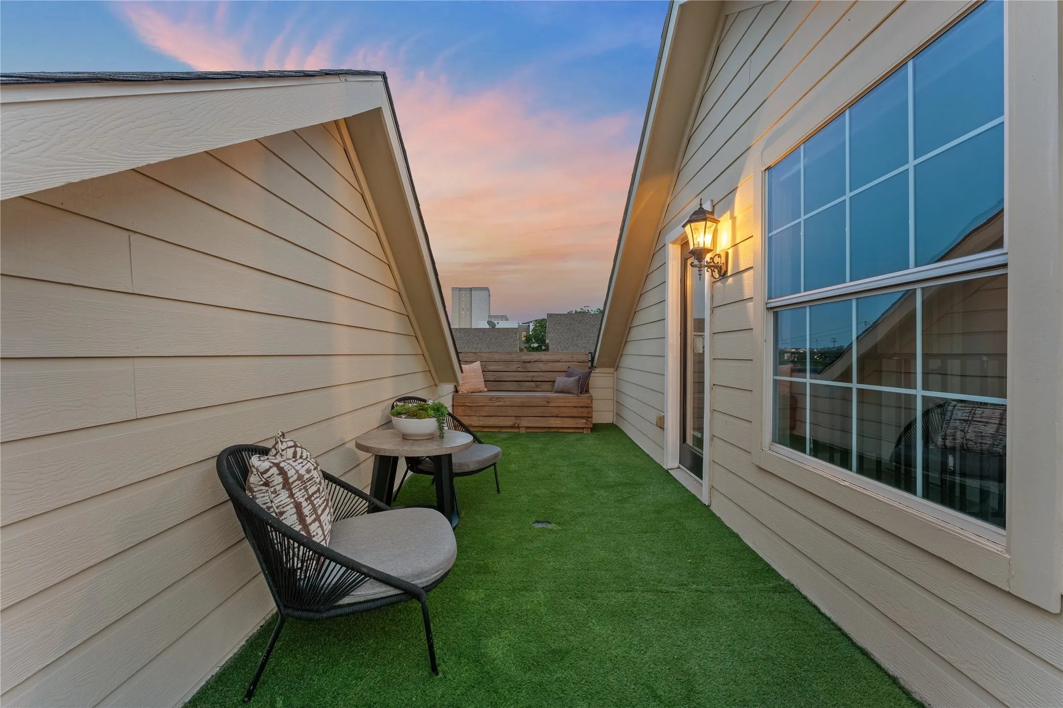 Townhouse For Rent in Dallas County , 4007 Brownstone Court, Dallas, Texas 75204, 3 Bedroom, 4 Bathroom, 2 Garage spaces, 2,413 Sqft, built in 2007, mls#21405675, Real Estate Agent in Dallas, Homes For Rent in Dallas county, Homes For Rent in Dallas, Realtor in Dallas Texas, Real Estate Brokerage Independent Realty Texas, Luminita Cordes Realtor