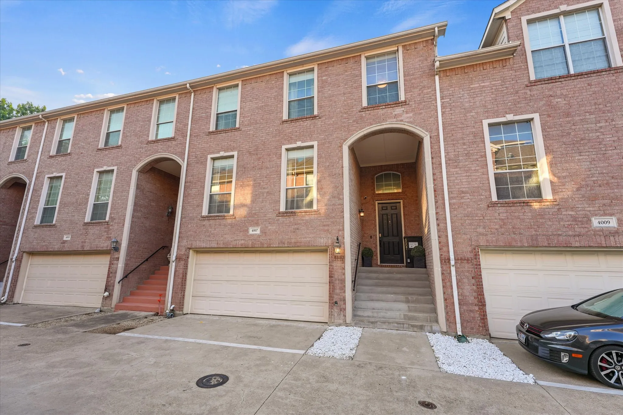 Townhouse For Rent in Dallas County , 4007 Brownstone Court, Dallas, Texas 75204, 3 Bedroom, 4 Bathroom, 2 Garage spaces, 2,413 Sqft, built in 2007, mls#21405675, Real Estate Agent in Dallas, Homes For Rent in Dallas county, Homes For Rent in Dallas, Realtor in Dallas Texas, Real Estate Brokerage Independent Realty Texas, Luminita Cordes Realtor