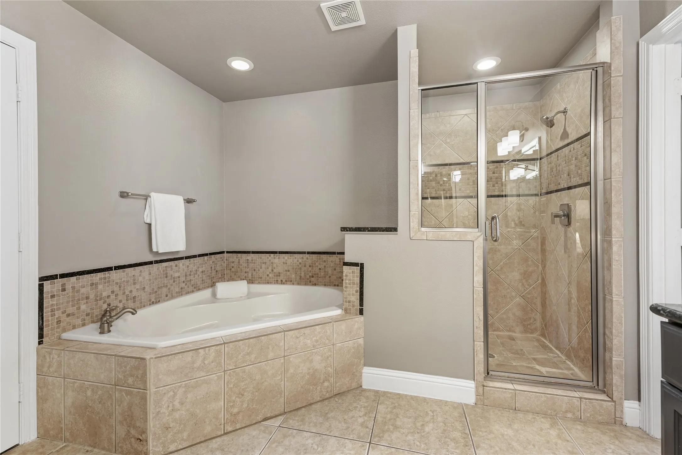 Townhouse For Rent in Dallas County , 4007 Brownstone Court, Dallas, Texas 75204, 3 Bedroom, 4 Bathroom, 2 Garage spaces, 2,413 Sqft, built in 2007, mls#21405675, Real Estate Agent in Dallas, Homes For Rent in Dallas county, Homes For Rent in Dallas, Realtor in Dallas Texas, Real Estate Brokerage Independent Realty Texas, Luminita Cordes Realtor