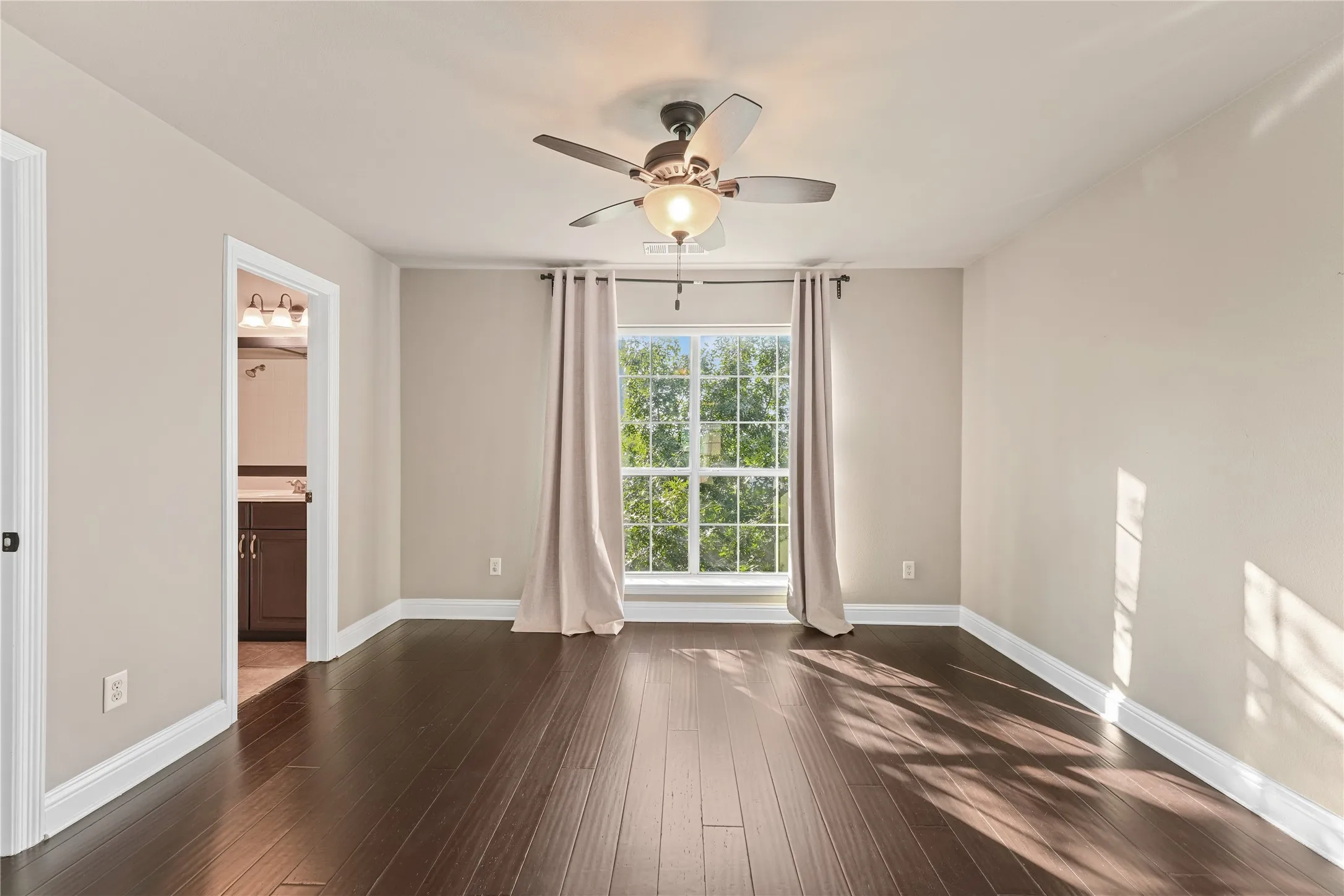 Townhouse For Rent in Dallas County , 4007 Brownstone Court, Dallas, Texas 75204, 3 Bedroom, 4 Bathroom, 2 Garage spaces, 2,413 Sqft, built in 2007, mls#21405675, Real Estate Agent in Dallas, Homes For Rent in Dallas county, Homes For Rent in Dallas, Realtor in Dallas Texas, Real Estate Brokerage Independent Realty Texas, Luminita Cordes Realtor