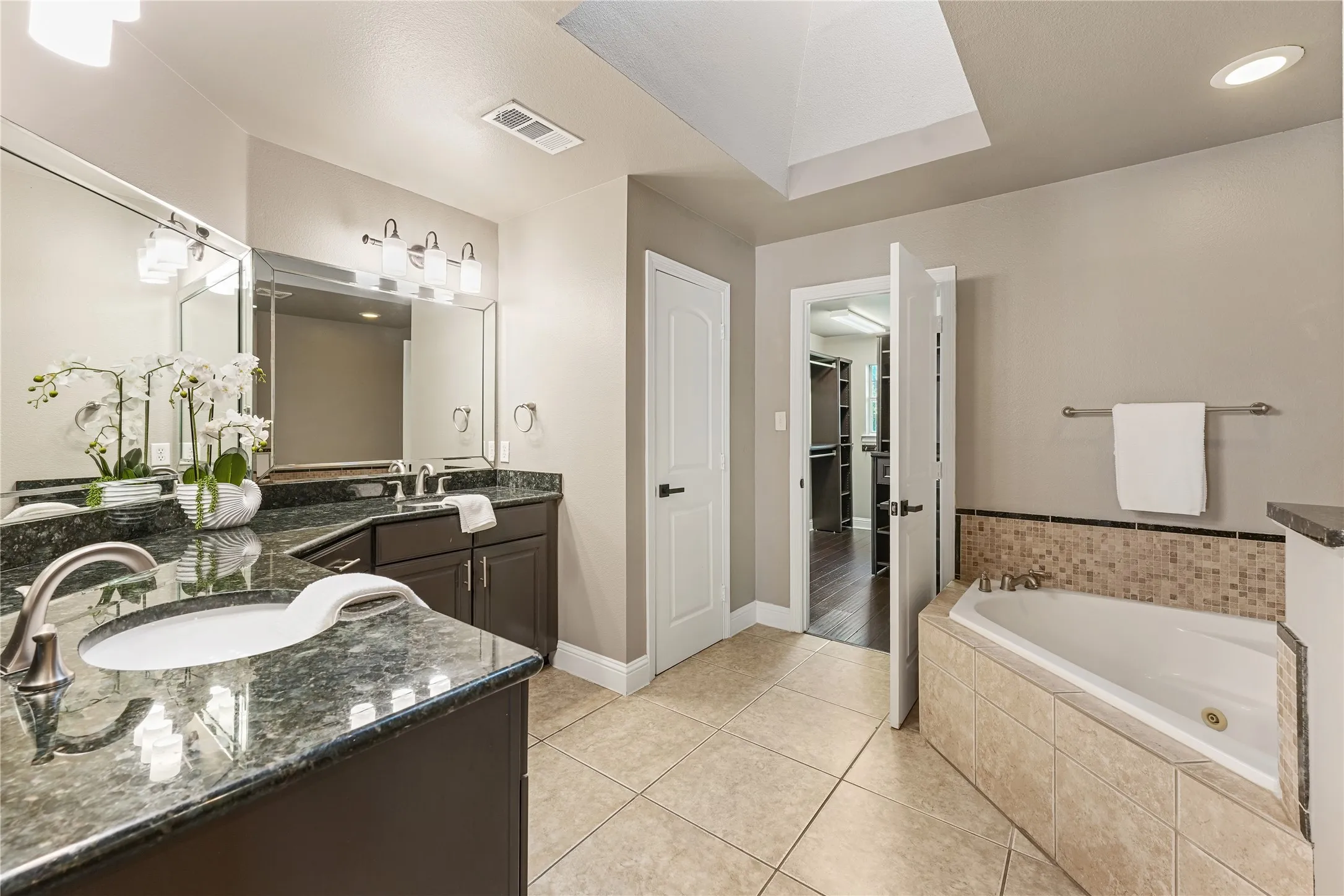 Townhouse For Rent in Dallas County , 4007 Brownstone Court, Dallas, Texas 75204, 3 Bedroom, 4 Bathroom, 2 Garage spaces, 2,413 Sqft, built in 2007, mls#21405675, Real Estate Agent in Dallas, Homes For Rent in Dallas county, Homes For Rent in Dallas, Realtor in Dallas Texas, Real Estate Brokerage Independent Realty Texas, Luminita Cordes Realtor