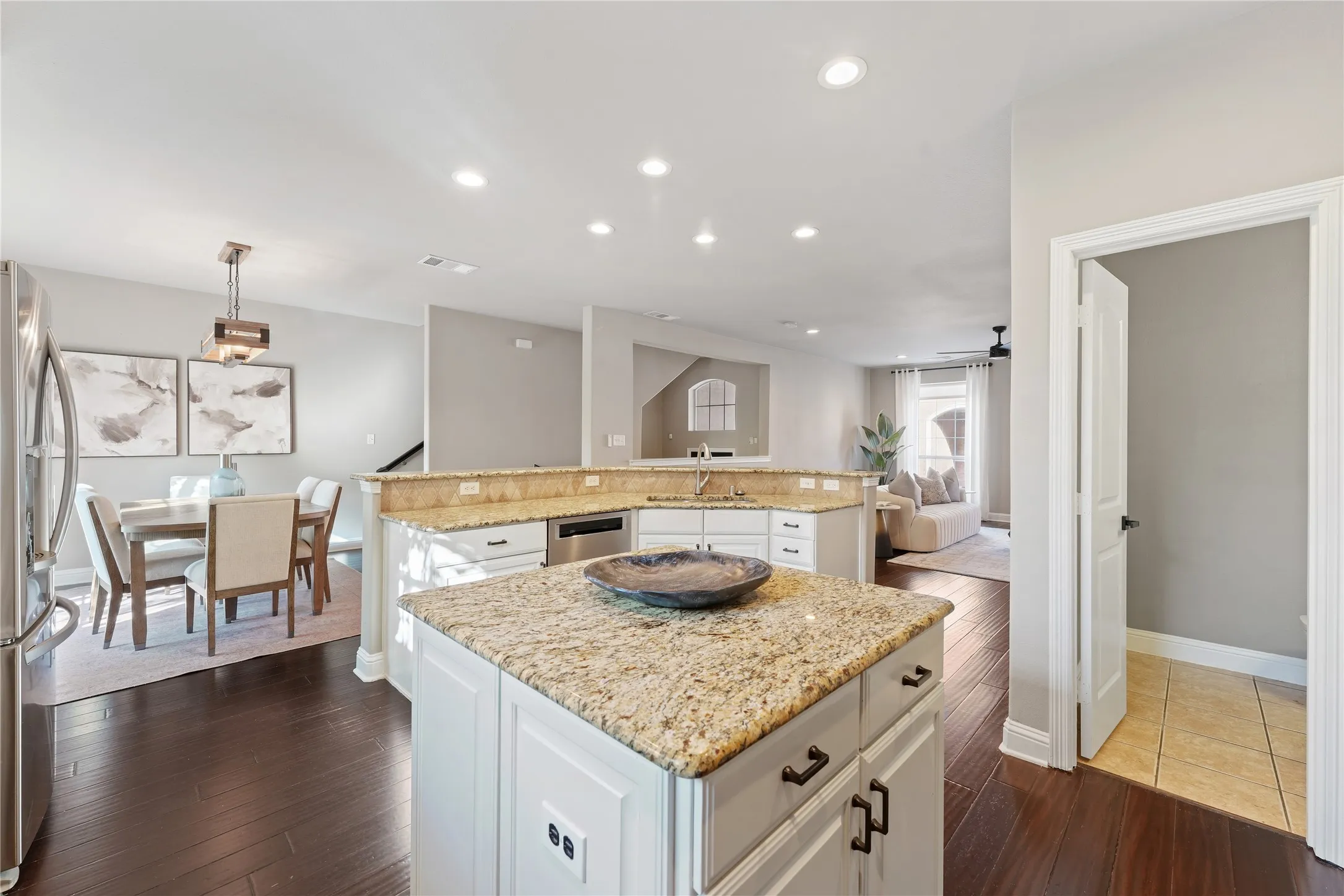 Townhouse For Rent in Dallas County , 4007 Brownstone Court, Dallas, Texas 75204, 3 Bedroom, 4 Bathroom, 2 Garage spaces, 2,413 Sqft, built in 2007, mls#21405675, Real Estate Agent in Dallas, Homes For Rent in Dallas county, Homes For Rent in Dallas, Realtor in Dallas Texas, Real Estate Brokerage Independent Realty Texas, Luminita Cordes Realtor