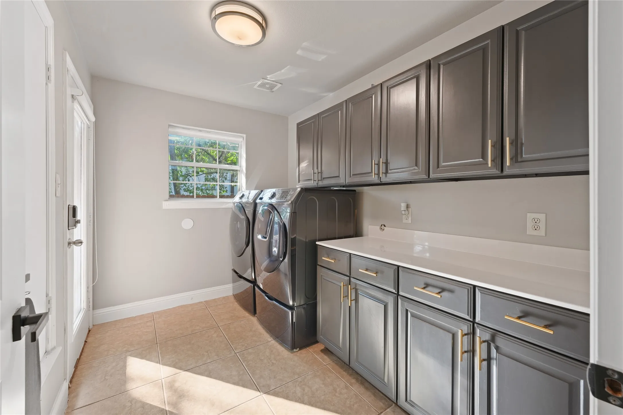 Townhouse For Rent in Dallas County , 4007 Brownstone Court, Dallas, Texas 75204, 3 Bedroom, 4 Bathroom, 2 Garage spaces, 2,413 Sqft, built in 2007, mls#21405675, Real Estate Agent in Dallas, Homes For Rent in Dallas county, Homes For Rent in Dallas, Realtor in Dallas Texas, Real Estate Brokerage Independent Realty Texas, Luminita Cordes Realtor