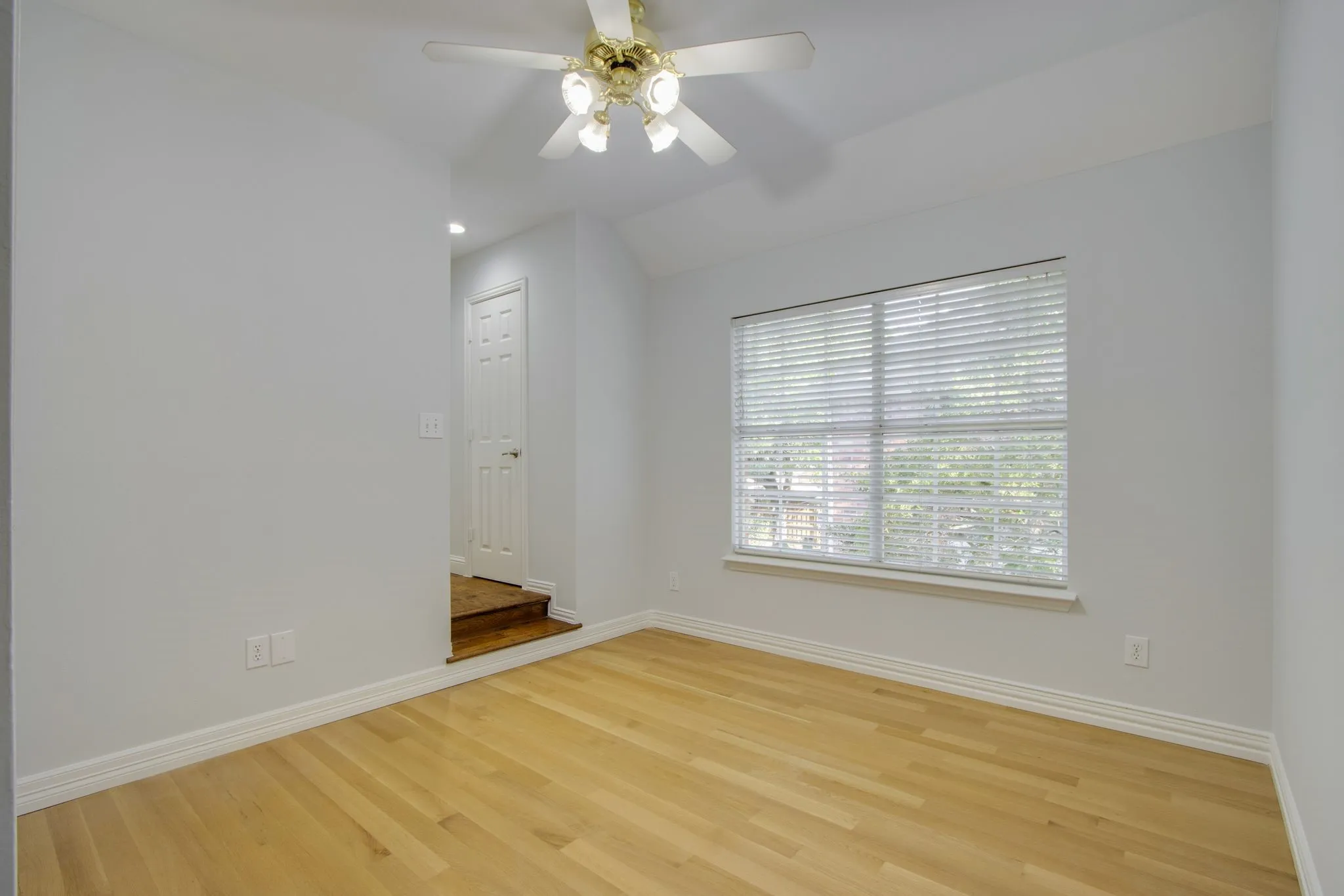 Single Family Residence For Sale in Dallas County , 210 Chinaberry Way, Coppell, Texas 75019, 5 Bedroom, 4 Bathroom, 2 Garage spaces, 4,005 Sqft, built in 1992, mls#21409043, Real Estate Agent in Coppell, Homes For Sale in Dallas county, Homes For Sale in Coppell, Realtor in Coppell Texas, Real Estate Brokerage Independent Realty Texas, Luminita Cordes Realtor