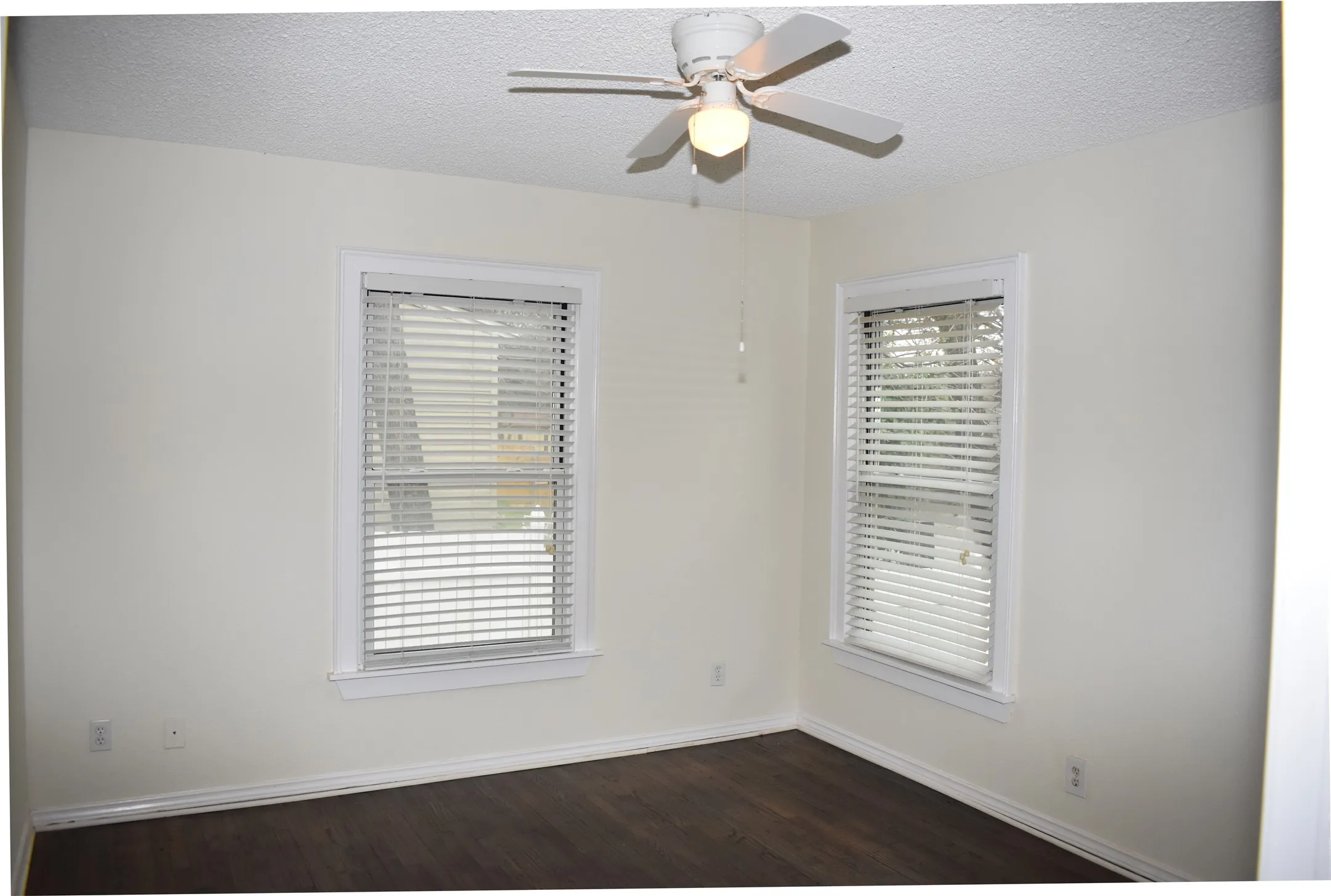 Single Family Residence For Rent in Tarrant County , 3833 Dexter Avenue, Fort Worth, Texas 76107, 2 Bedroom, 1 Bathroom, 1 Garage spaces, 975 Sqft, built in 1946, mls#21409040, Real Estate Agent in Fort Worth, Homes For Rent in Tarrant county, Homes For Rent in Fort Worth, Realtor in Fort Worth Texas, Real Estate Brokerage Independent Realty Texas, Luminita Cordes Realtor