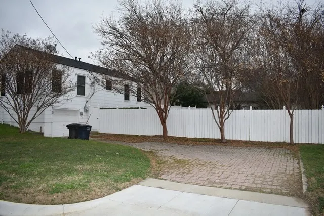 Single Family Residence For Rent in Tarrant County , 3833 Dexter Avenue, Fort Worth, Texas 76107, 2 Bedroom, 1 Bathroom, 1 Garage spaces, 975 Sqft, built in 1946, mls#21409040, Real Estate Agent in Fort Worth, Homes For Rent in Tarrant county, Homes For Rent in Fort Worth, Realtor in Fort Worth Texas, Real Estate Brokerage Independent Realty Texas, Luminita Cordes Realtor