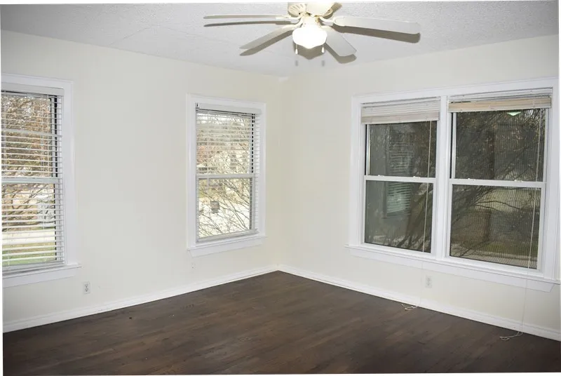 Single Family Residence For Rent in Tarrant County , 3833 Dexter Avenue, Fort Worth, Texas 76107, 2 Bedroom, 1 Bathroom, 1 Garage spaces, 975 Sqft, built in 1946, mls#21409040, Real Estate Agent in Fort Worth, Homes For Rent in Tarrant county, Homes For Rent in Fort Worth, Realtor in Fort Worth Texas, Real Estate Brokerage Independent Realty Texas, Luminita Cordes Realtor