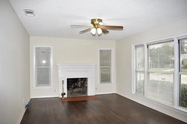 Single Family Residence For Rent in Tarrant County , 3833 Dexter Avenue, Fort Worth, Texas 76107, 2 Bedroom, 1 Bathroom, 1 Garage spaces, 975 Sqft, built in 1946, mls#21409040, Real Estate Agent in Fort Worth, Homes For Rent in Tarrant county, Homes For Rent in Fort Worth, Realtor in Fort Worth Texas, Real Estate Brokerage Independent Realty Texas, Luminita Cordes Realtor