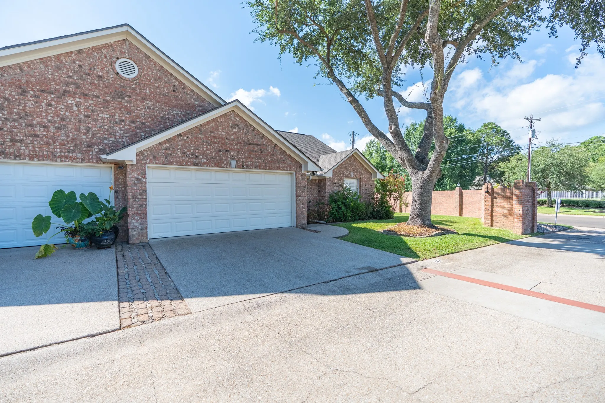 Condominium For Sale in Smith County , 1202 Rice Road 147, Tyler, Texas 75703, 2 Bedroom, 2 Bathroom, 2 Garage spaces, 1,298 Sqft, built in 1996, mls#21409044, Real Estate Agent in Tyler, Homes For Sale in Smith county, Homes For Sale in Tyler, Realtor in Tyler Texas, Real Estate Brokerage Independent Realty Texas, Luminita Cordes Realtor