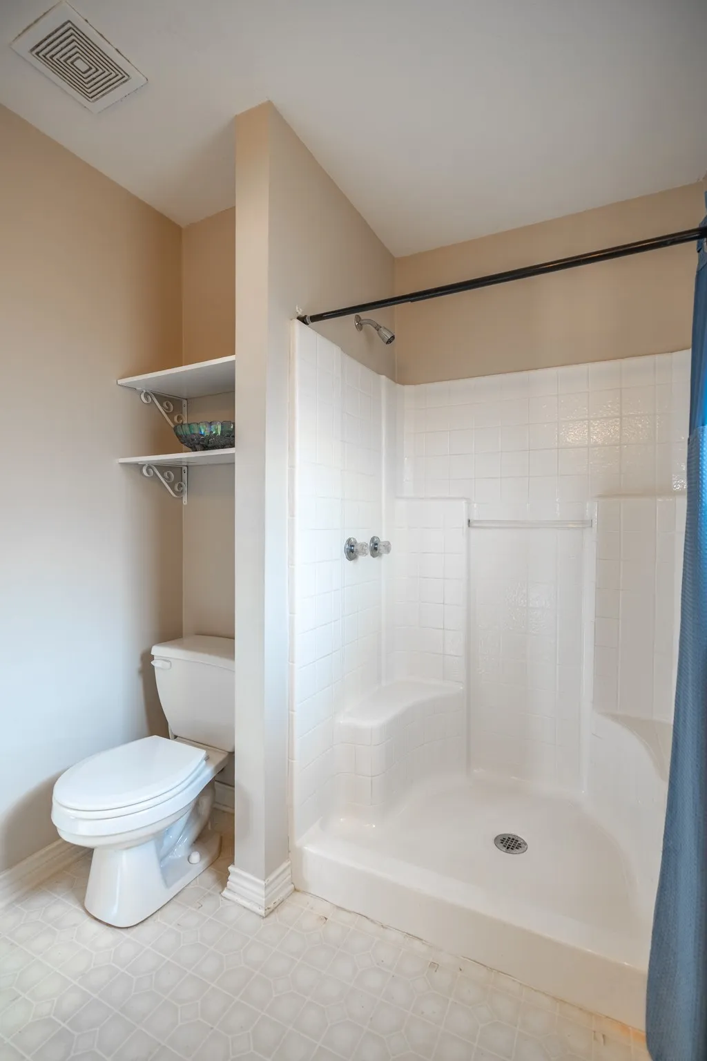 Condominium For Sale in Smith County , 1202 Rice Road 147, Tyler, Texas 75703, 2 Bedroom, 2 Bathroom, 2 Garage spaces, 1,298 Sqft, built in 1996, mls#21409044, Real Estate Agent in Tyler, Homes For Sale in Smith county, Homes For Sale in Tyler, Realtor in Tyler Texas, Real Estate Brokerage Independent Realty Texas, Luminita Cordes Realtor