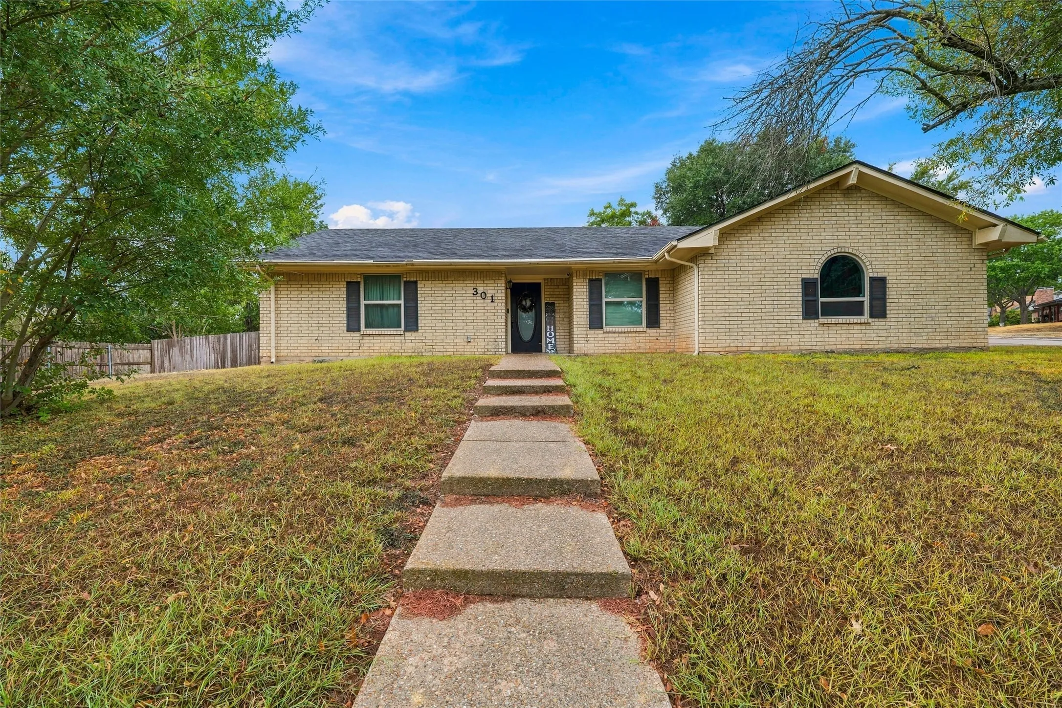 Single Family Residence For Sale in Mc Lennan County , 301 Brenda Drive, Hewitt, Texas 76643, 3 Bedroom, 2 Bathroom, 2 Garage spaces, 1,801 Sqft, built in 1977, mls#21403841, Real Estate Agent in Hewitt, Homes For Sale in Mc Lennan county, Homes For Sale in Hewitt, Realtor in Hewitt Texas, Real Estate Brokerage Independent Realty Texas, Luminita Cordes Realtor