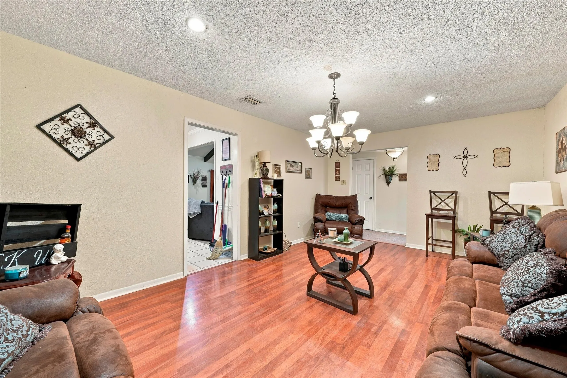 Single Family Residence For Sale in Mc Lennan County , 301 Brenda Drive, Hewitt, Texas 76643, 3 Bedroom, 2 Bathroom, 2 Garage spaces, 1,801 Sqft, built in 1977, mls#21403841, Real Estate Agent in Hewitt, Homes For Sale in Mc Lennan county, Homes For Sale in Hewitt, Realtor in Hewitt Texas, Real Estate Brokerage Independent Realty Texas, Luminita Cordes Realtor