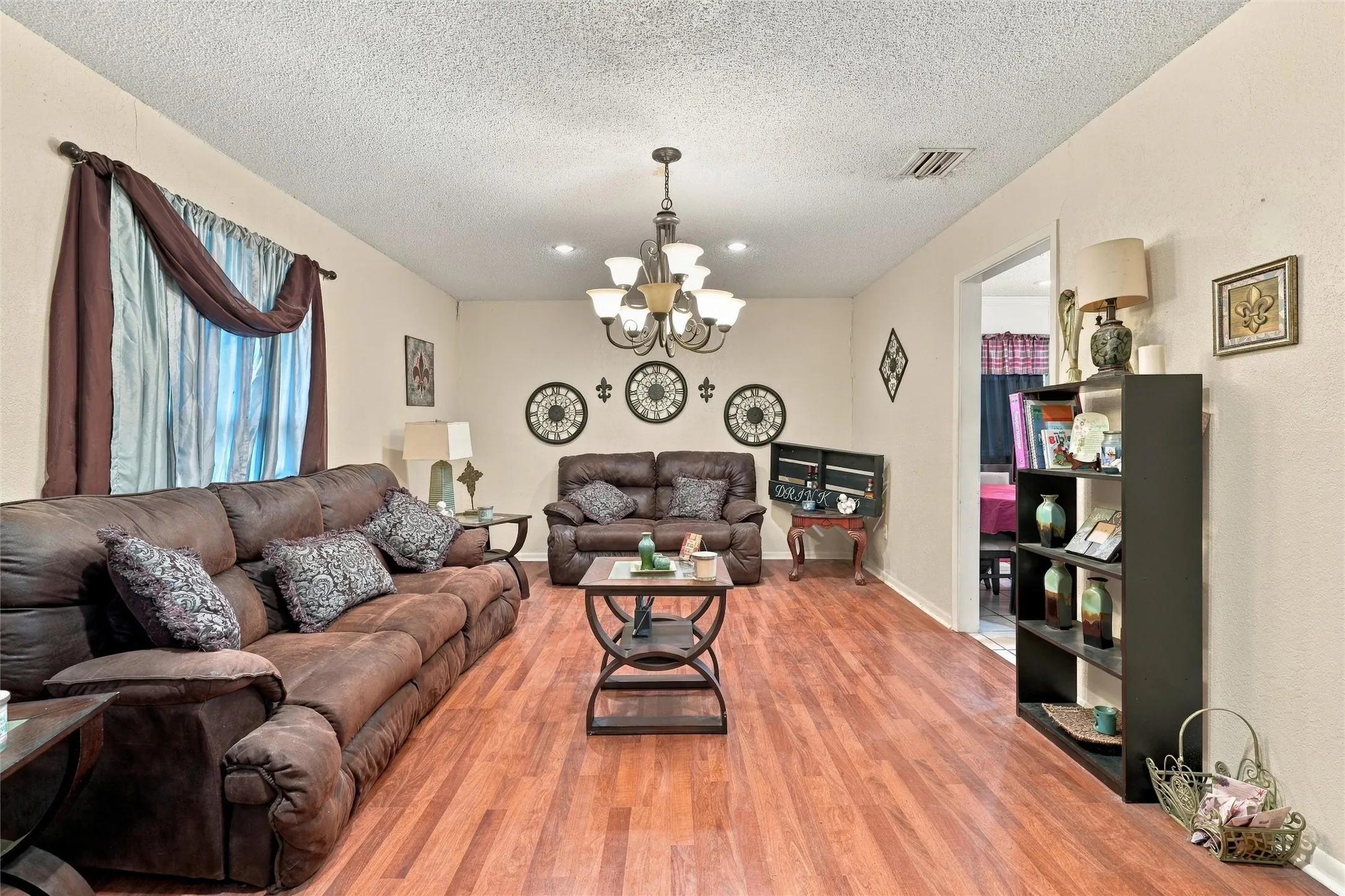 Single Family Residence For Sale in Mc Lennan County , 301 Brenda Drive, Hewitt, Texas 76643, 3 Bedroom, 2 Bathroom, 2 Garage spaces, 1,801 Sqft, built in 1977, mls#21403841, Real Estate Agent in Hewitt, Homes For Sale in Mc Lennan county, Homes For Sale in Hewitt, Realtor in Hewitt Texas, Real Estate Brokerage Independent Realty Texas, Luminita Cordes Realtor